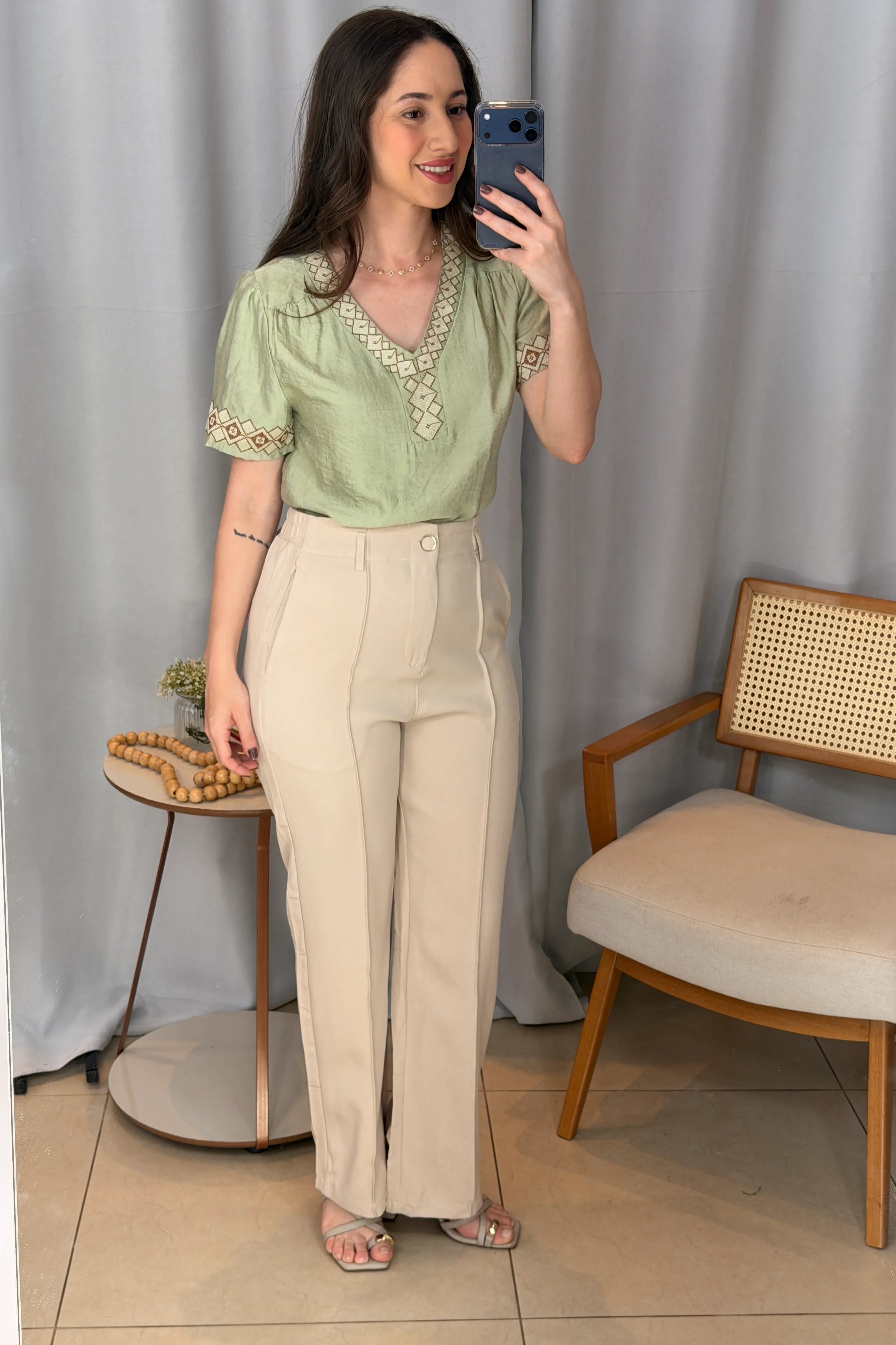 Conjunto: Blusa Manga Curta Detalhe Decote "V" Bordada Visco Brise Clarice Verde + Calça Pantalona Alfaiataria Botão Encapado Margareth Creme
