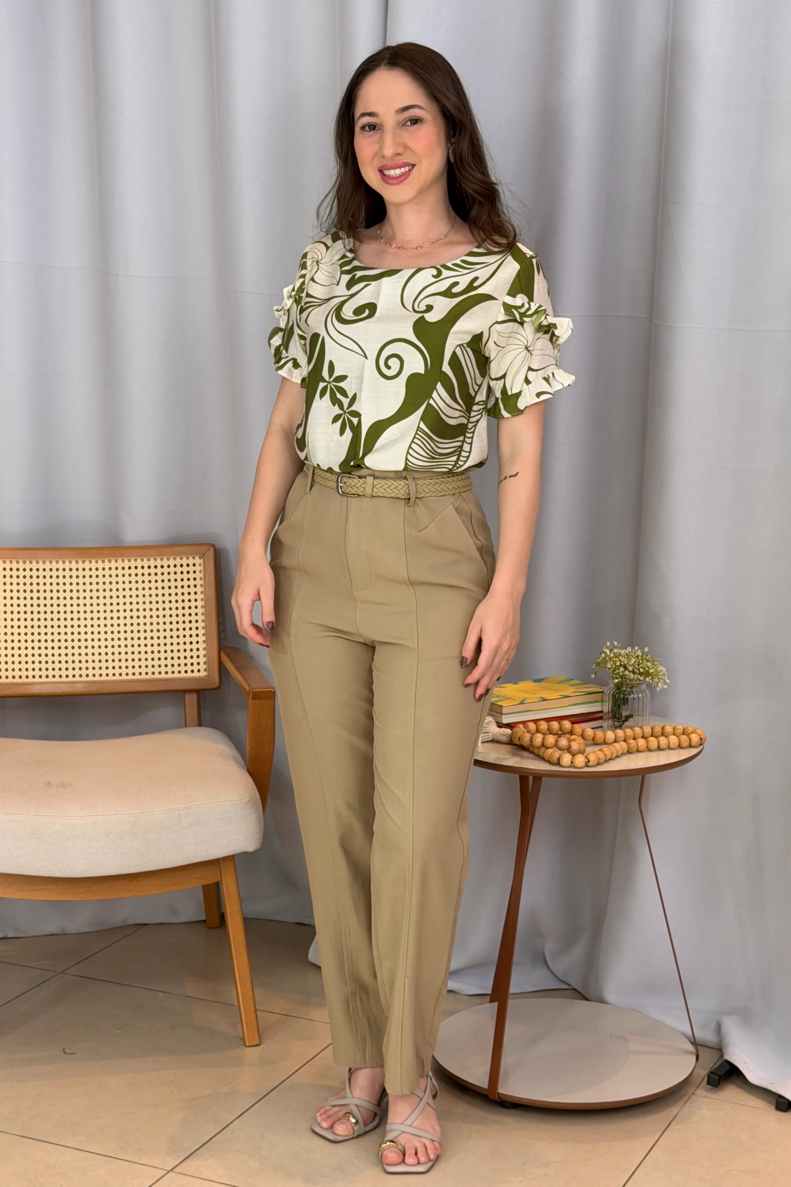 Conjunto: Blusa Manga Curta Babados Visco Brise Nair Estampada Verde + Calça Alfaiataria Corte Reto Friso e Cós Infinito Bianca Caqui