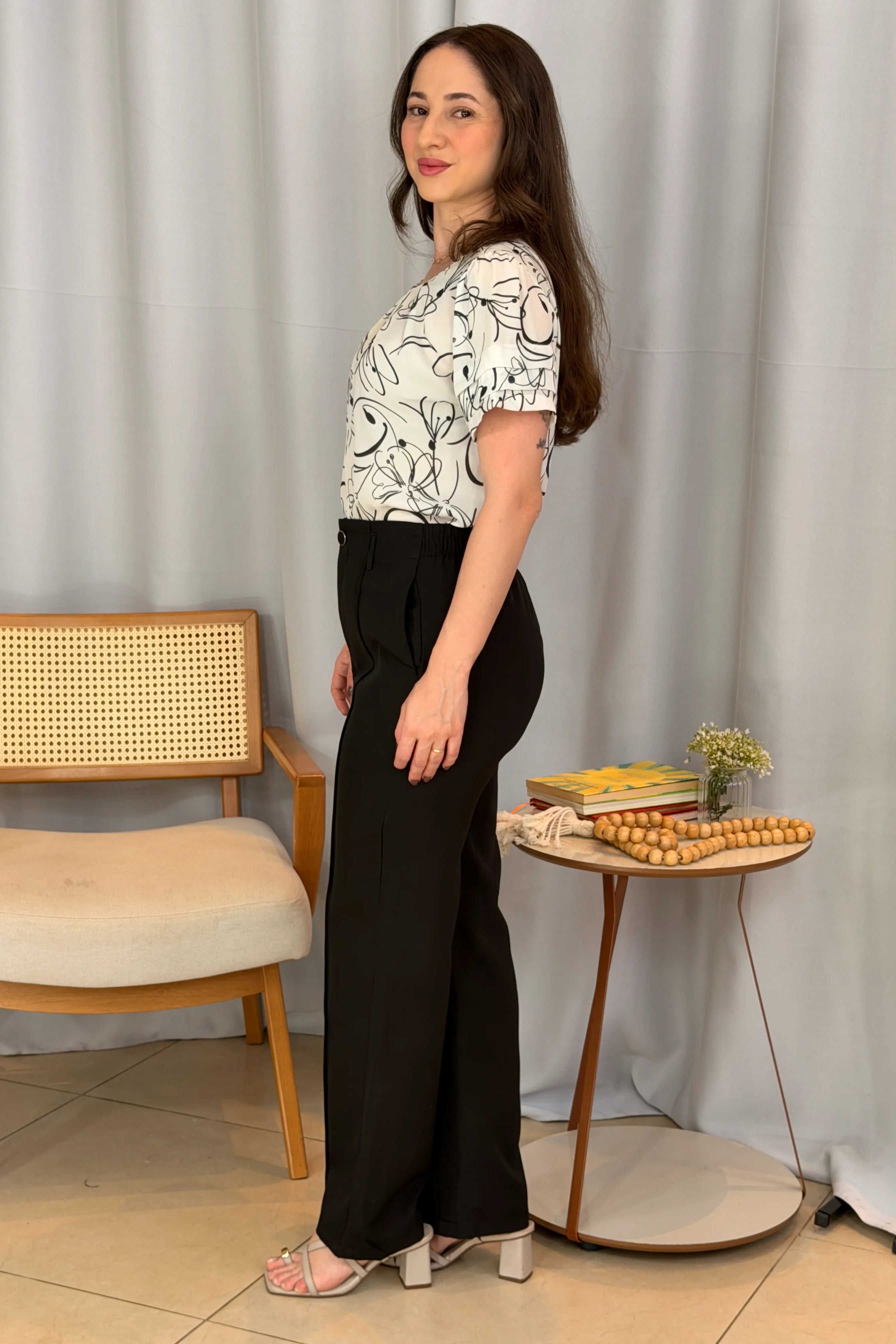 Conjunto: Blusa Manga Curta Camadas Olívia Estampada Branca + Calça Pantalona Alfaiataria Botão Encapado Margareth Preta