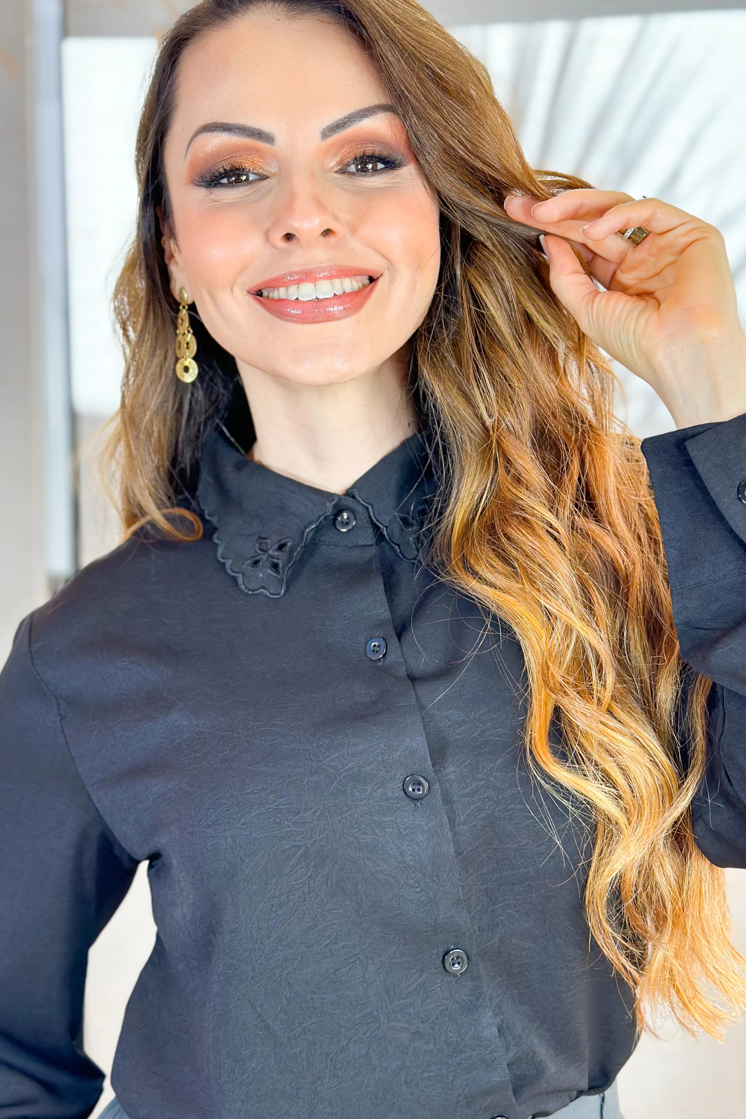 Camisa Manga Longa Detalhe Bordado Gola Clara Preta