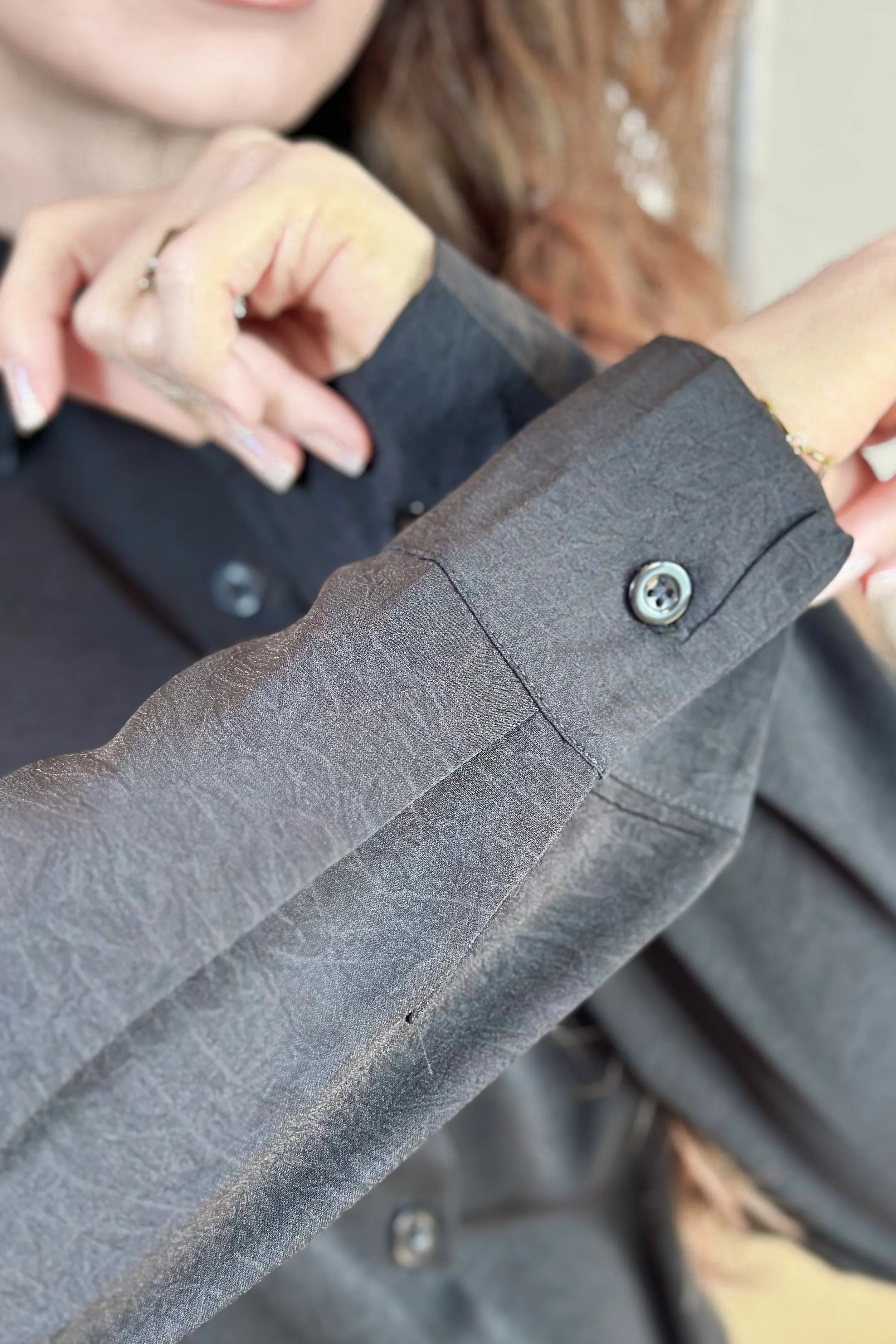 Camisa Manga Longa Detalhe Bordado Gola Clara Preta