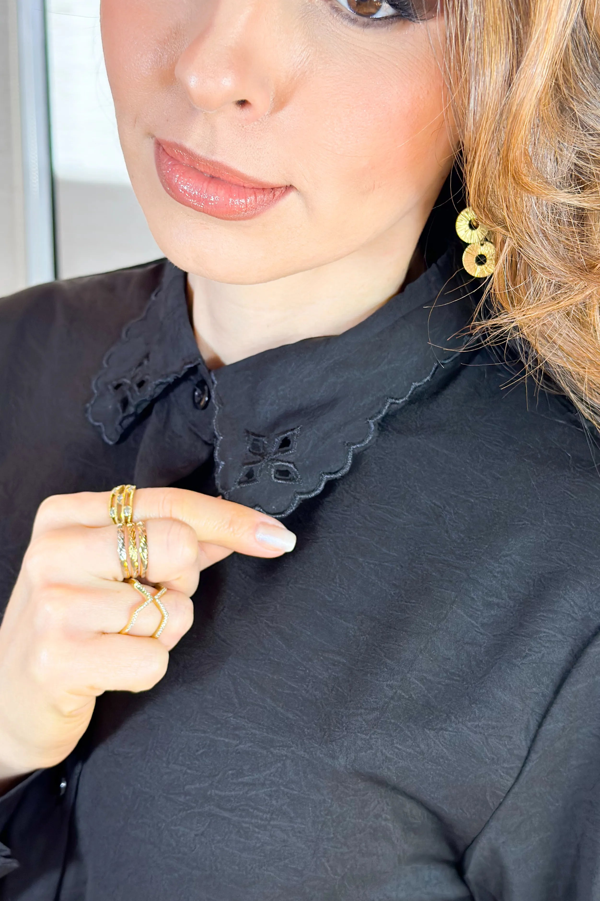 Camisa Manga Longa Detalhe Bordado Gola Clara Preta