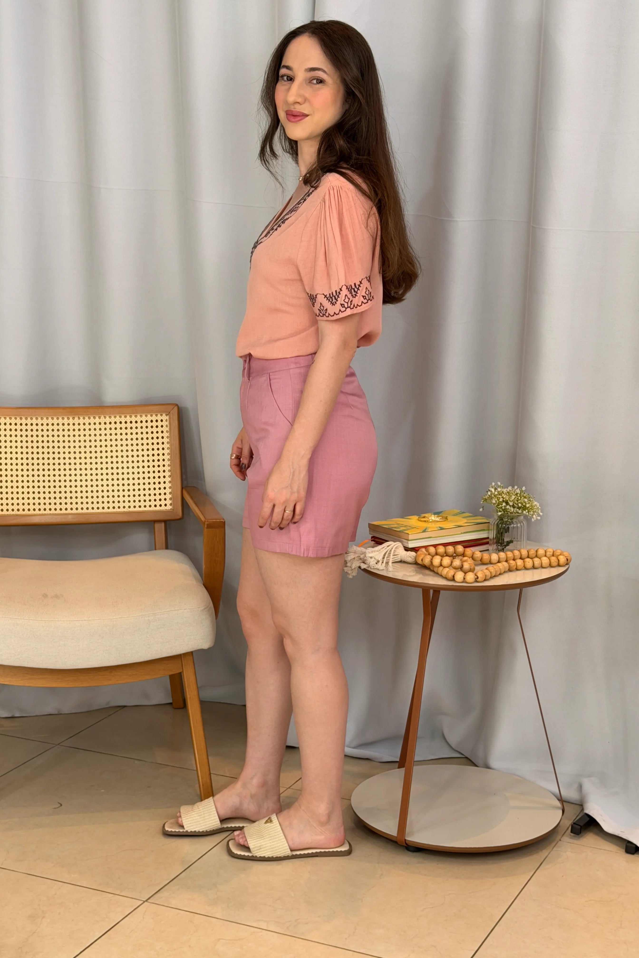 Conjunto: Blusa Manga Curta Detalhe Colo Bordado Visco Linho Jaqueline Rosa + Bermuda Detalhes Botões Crepe Alfaiataria Débora Rosa