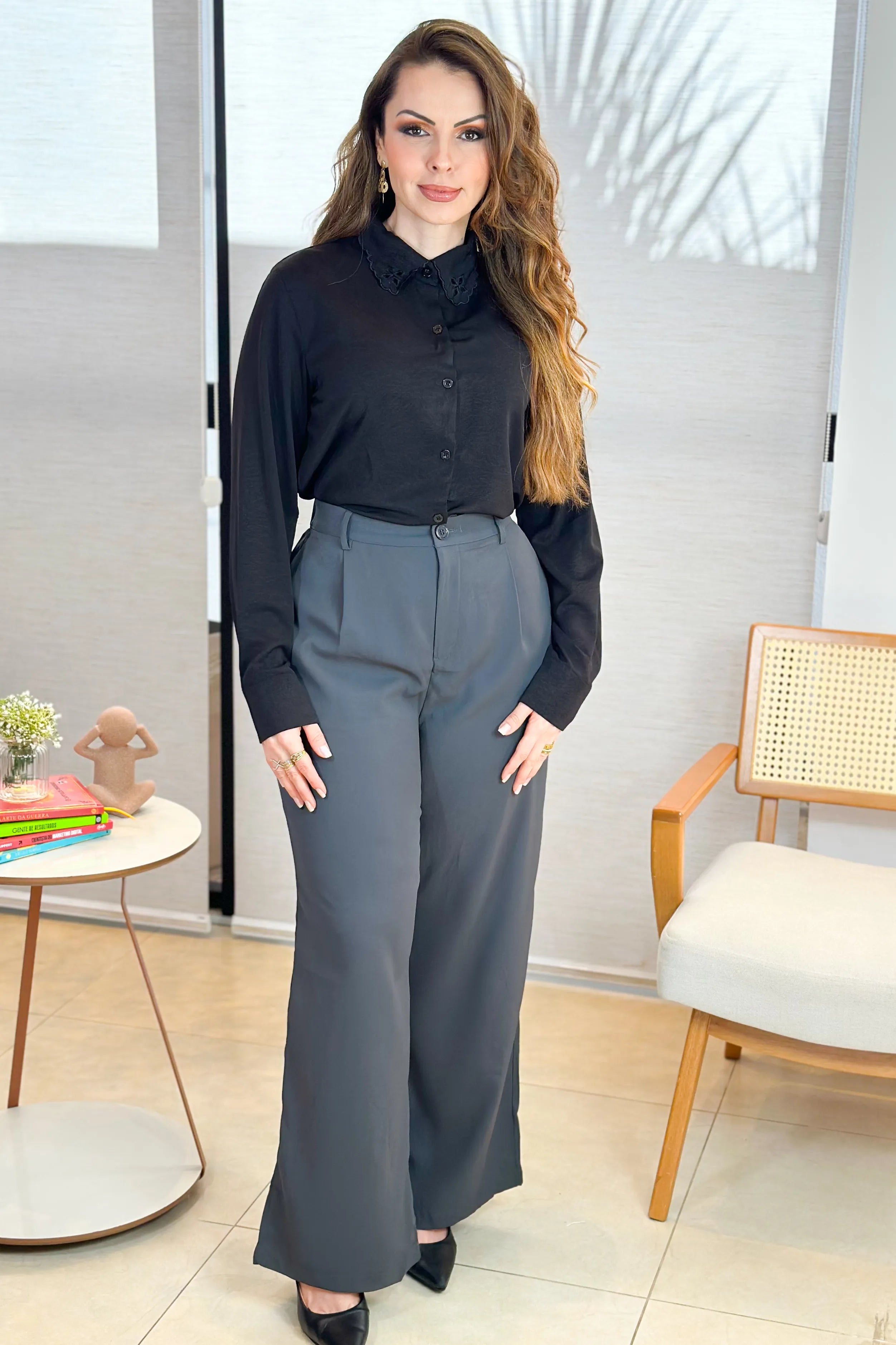 Conjunto: Camisa Manga Longa Detalhe Bordado Gola Clara Preta + Calça Pantalona Alfaiataria Lavínia Grafite