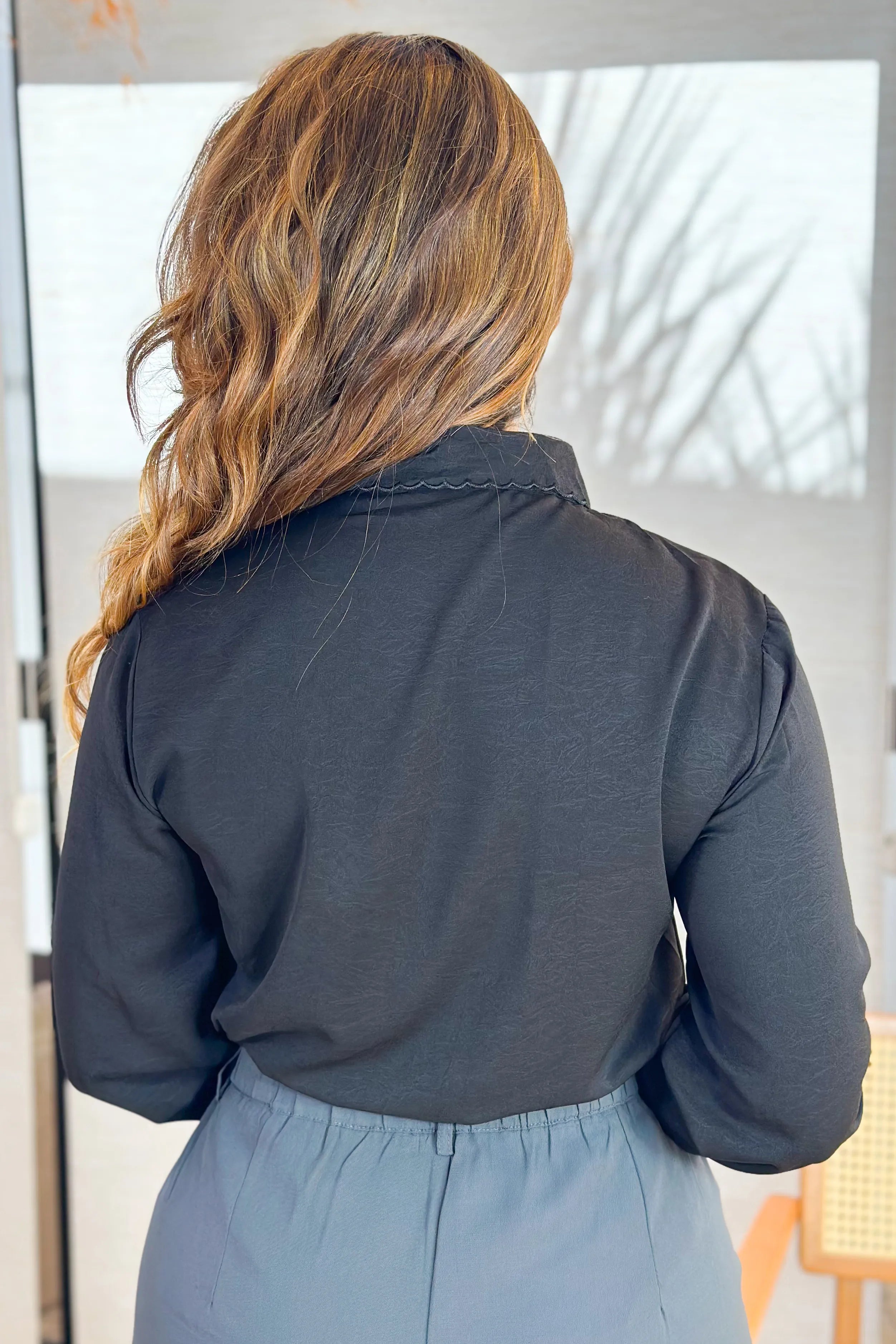 Camisa Manga Longa Detalhe Bordado Gola Clara Preta