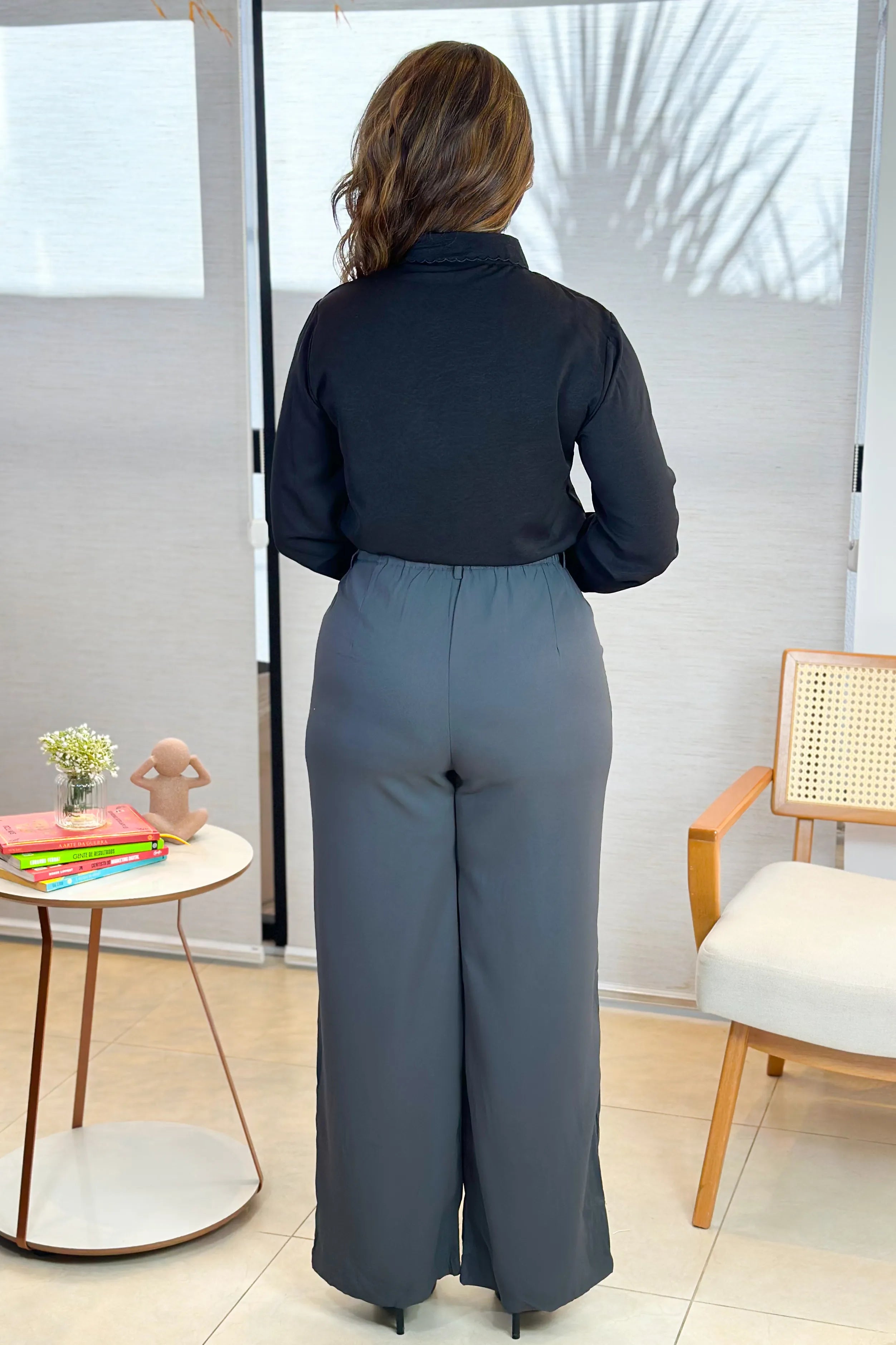 Camisa Manga Longa Detalhe Bordado Gola Clara Preta