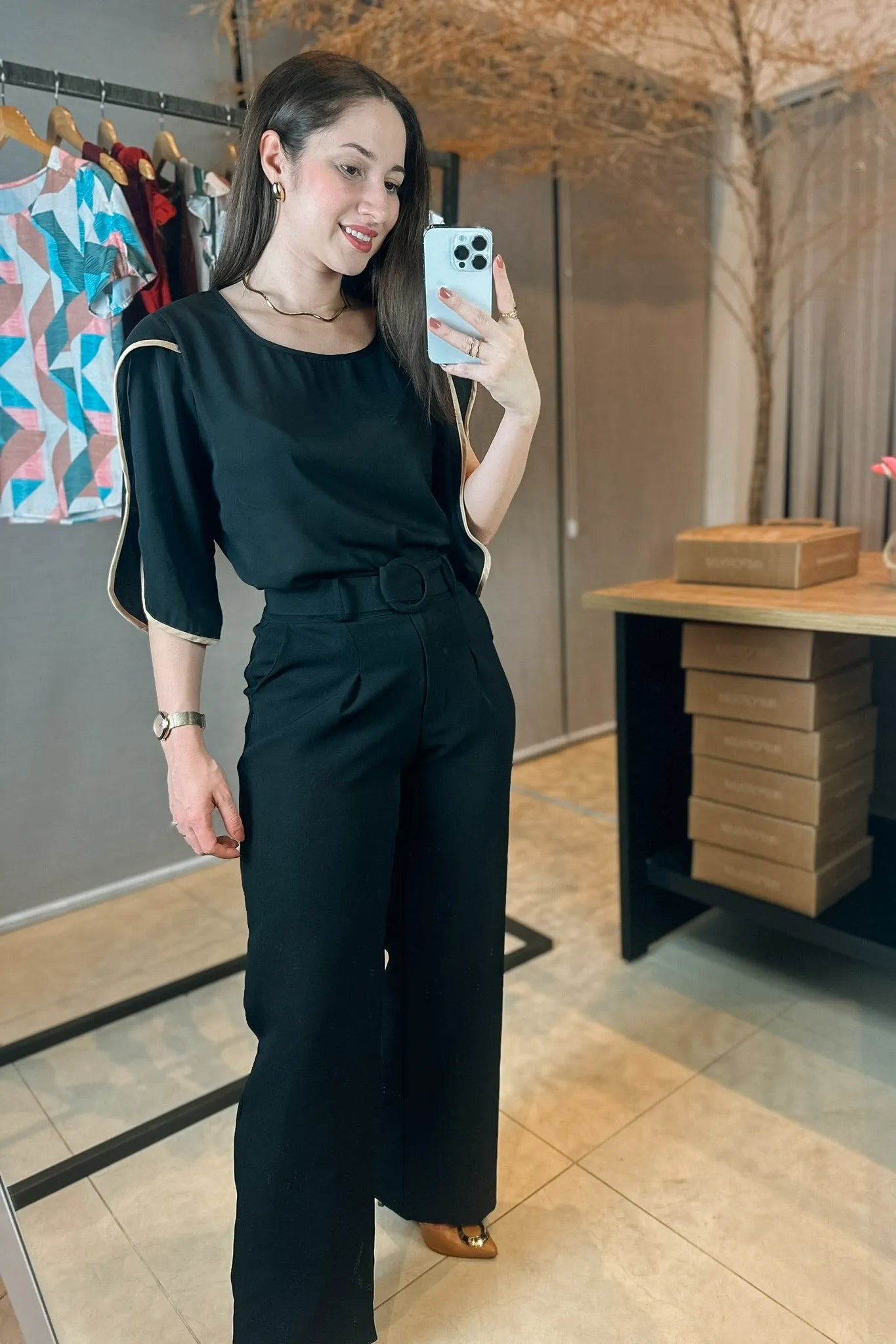 Conjunto: Blusa Lisa Abertura Manga Virgínia Preta + Calça Corte Reto Detalhe Cinto Priscila Preta