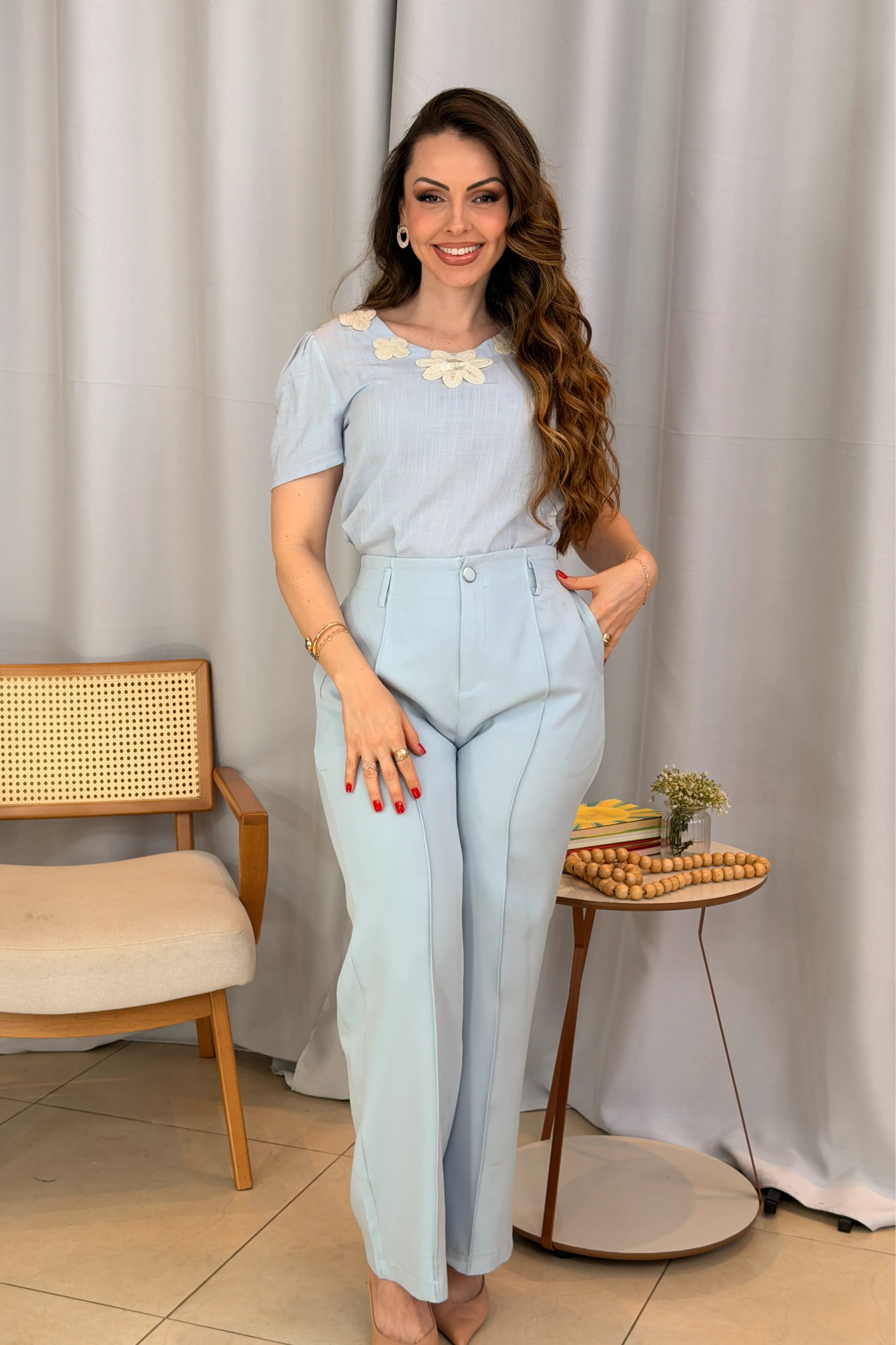 Conjunto: Blusa Manga Curta Colo Bordado Flores Visco Linho Elaine Azul + Calça Pantalona Alfaiataria Botão Encapado Margareth Azul