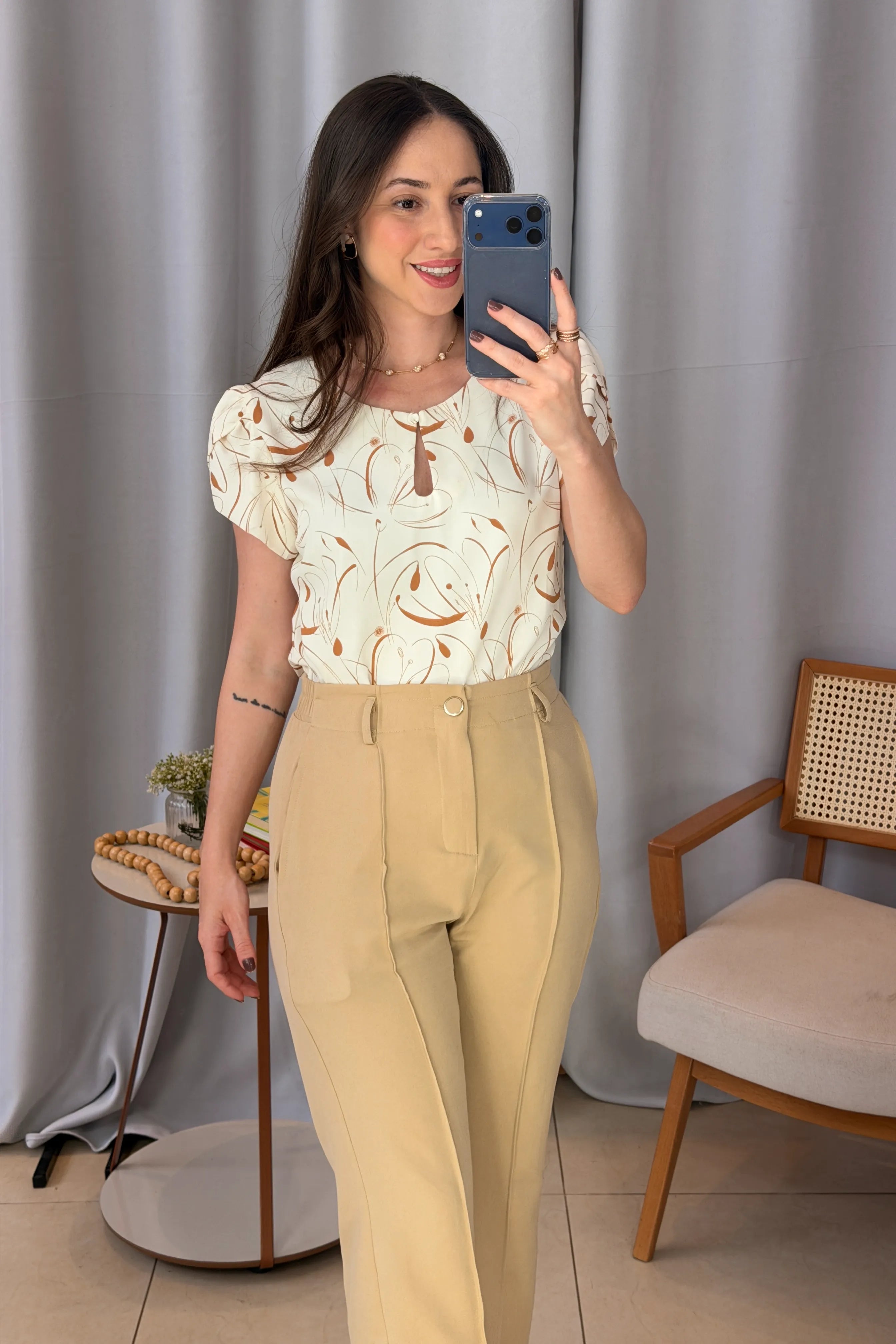 Conjunto: Blusa Manga Curta Transpassada Crepe Classic Celina Estampada Marrom + Calça Pantalona Alfaiataria Botão Encapado Margareth Bege