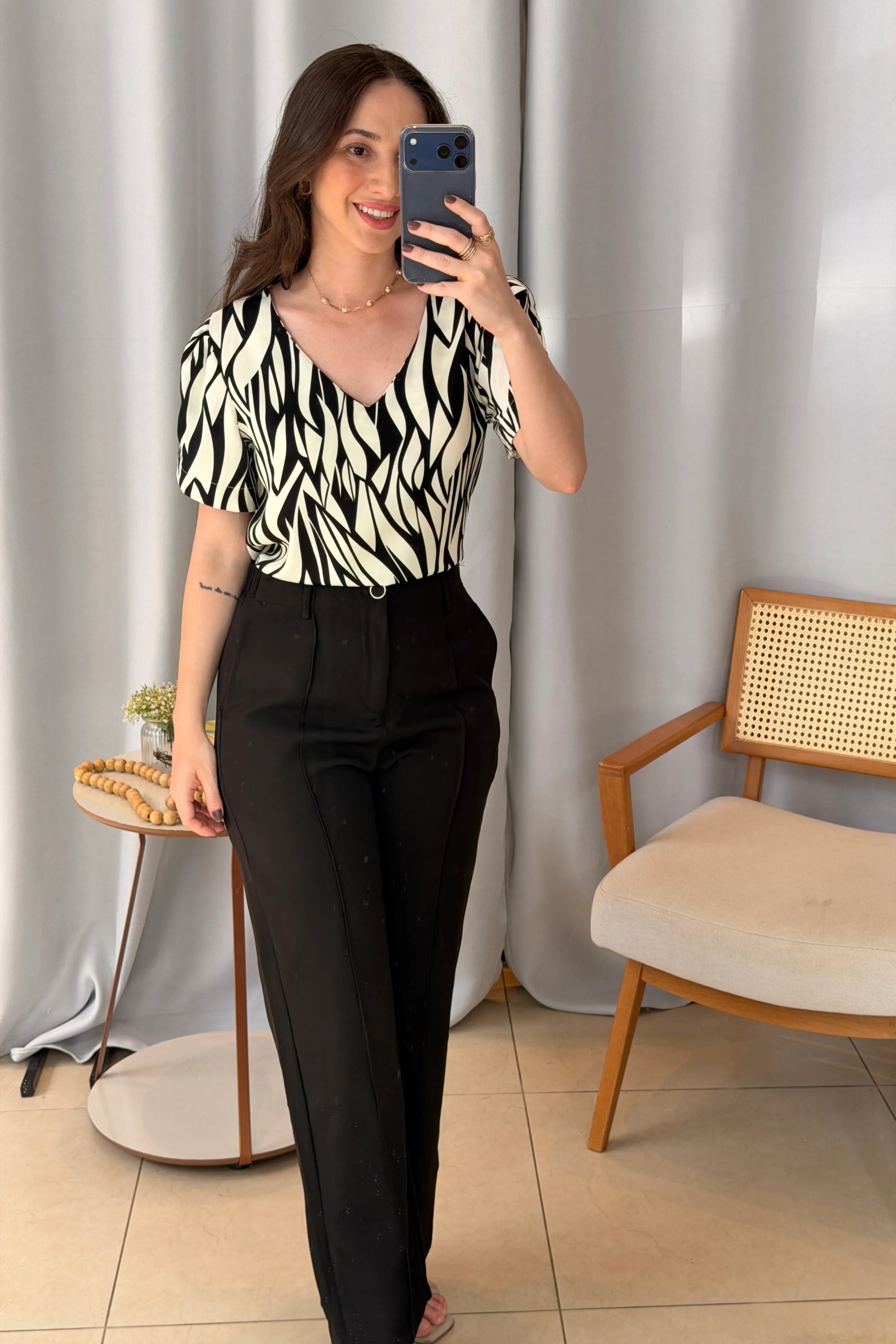Conjunto: Blusa Manga Curta Detalhe Botão Decote "V" Crepe Classic Graciane Preta + Calça Pantalona Alfaiataria Botão Encapado Margareth Preta