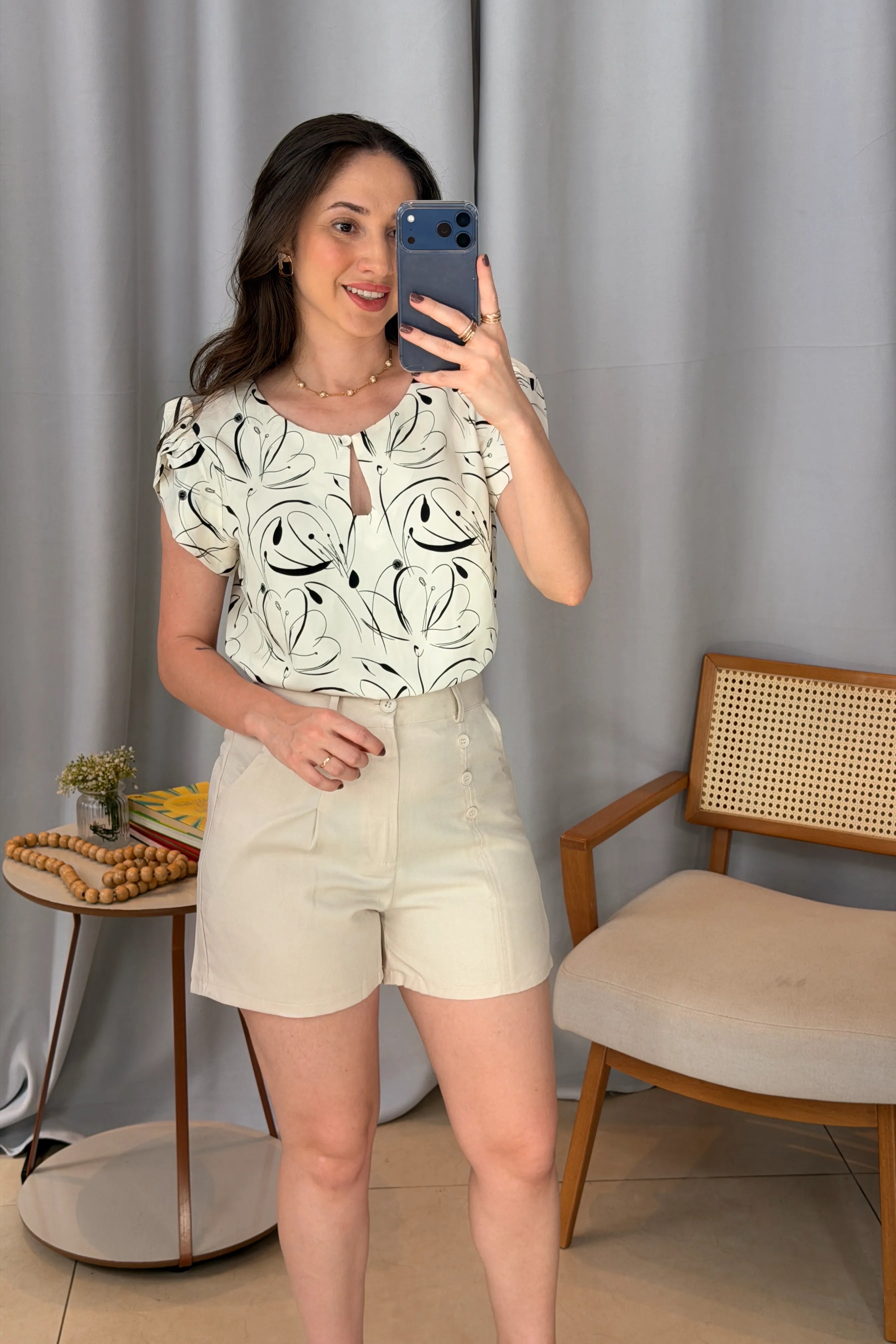 Conjunto: Blusa Manga Curta Transpassada Crepe Classic Celina Estampada Preta + Bermuda Detalhes Botões Crepe Alfaiataria Débora Creme