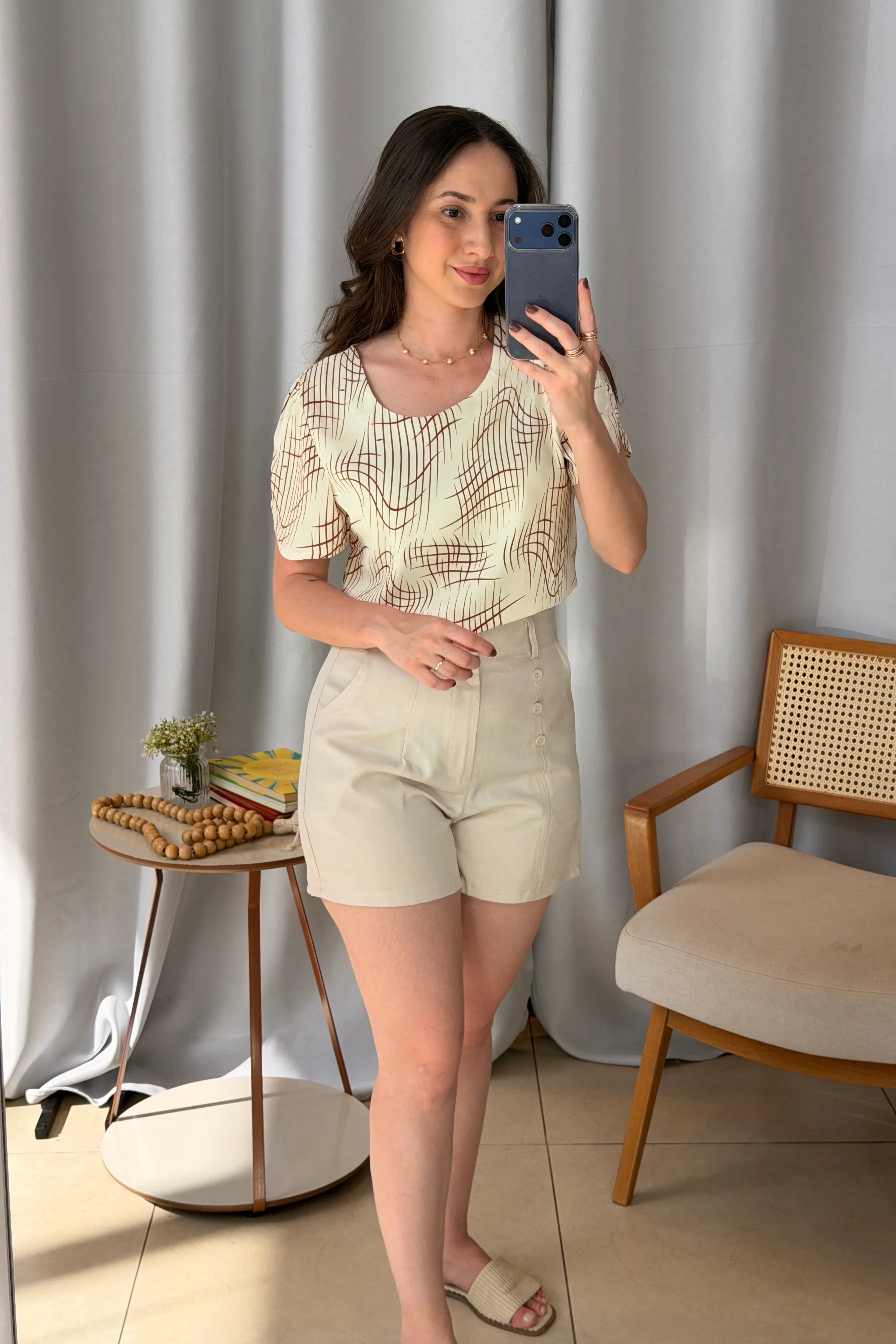 Conjunto: Blusa Manga Curta Botões Crepe Classic Magda Estampada Vermelha + Bermuda Detalhes Botões Crepe Alfaiataria Débora Creme