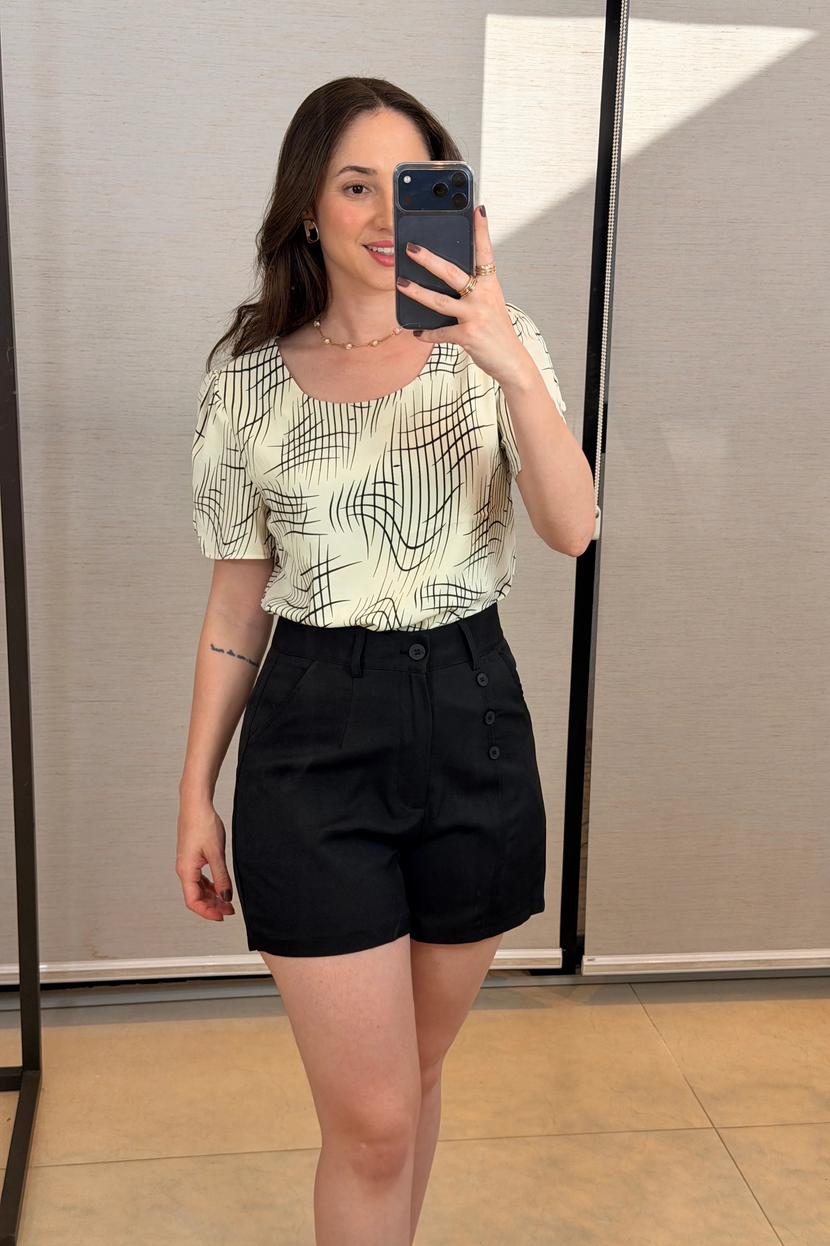 Conjunto: Blusa Manga Curta Botões Crepe Classic Magda Estampada Creme + Bermuda Detalhes Botões Crepe Alfaiataria Débora Preto