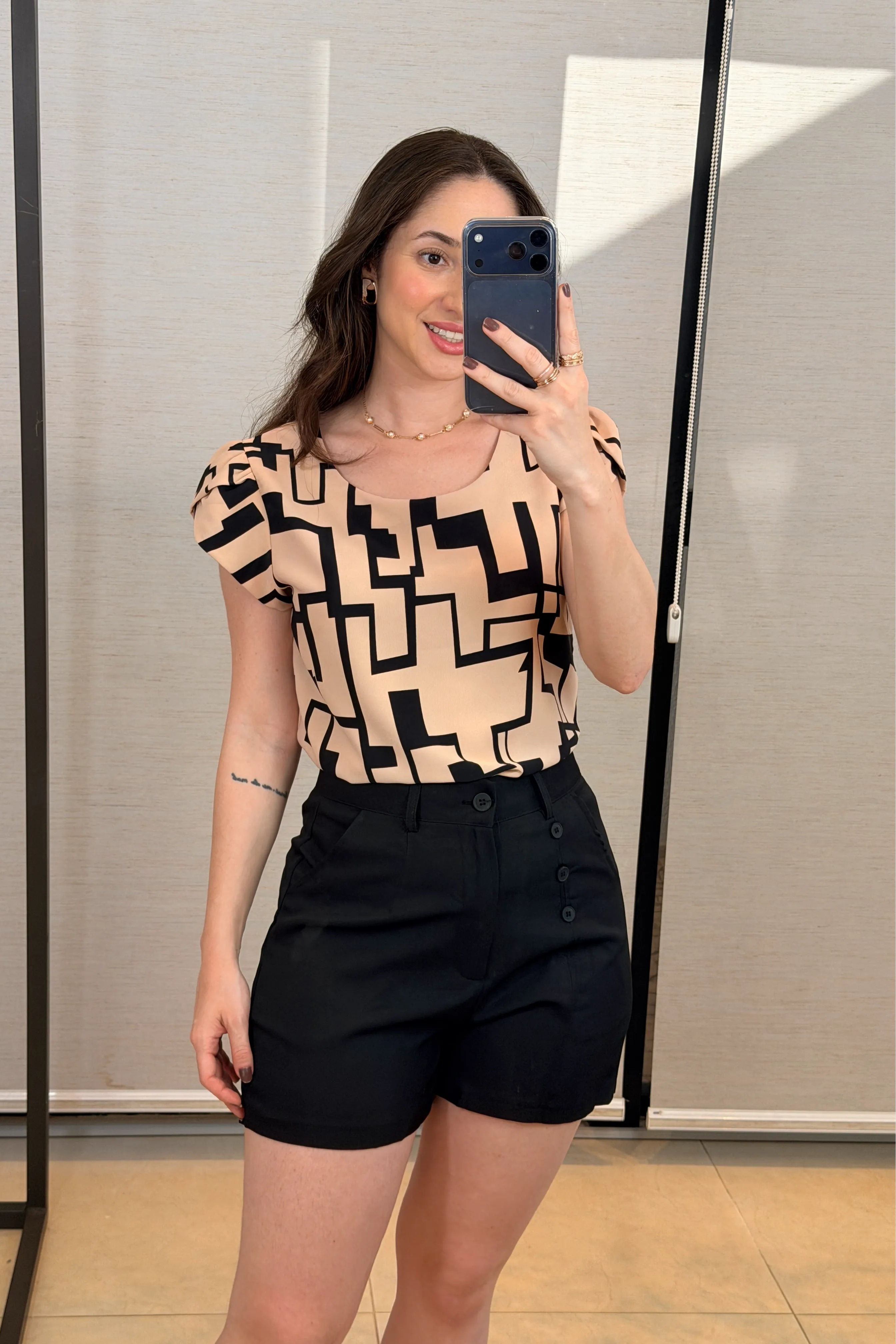 Conjunto: Blusa Manga Curta Transpassada Crepe Classic Carmen Estampada Geométrica Rosa + Bermuda Detalhes Botões Crepe Alfaiataria Débora Preto