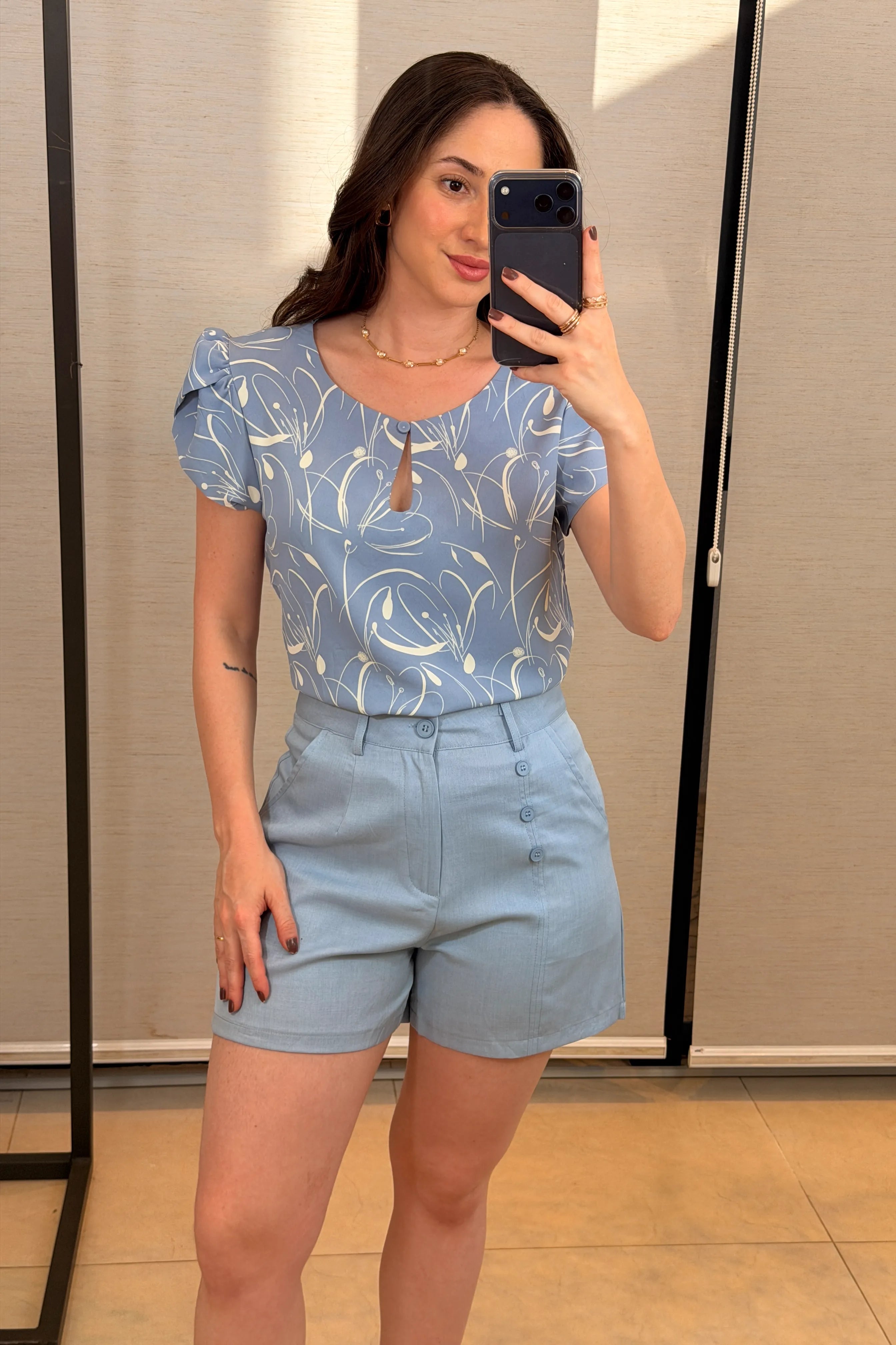 Conjunto: Blusa Manga Curta Transpassada Crepe Classic Celina Estampada Azul +Bermuda Detalhes Botões Crepe Alfaiataria Débora Azul