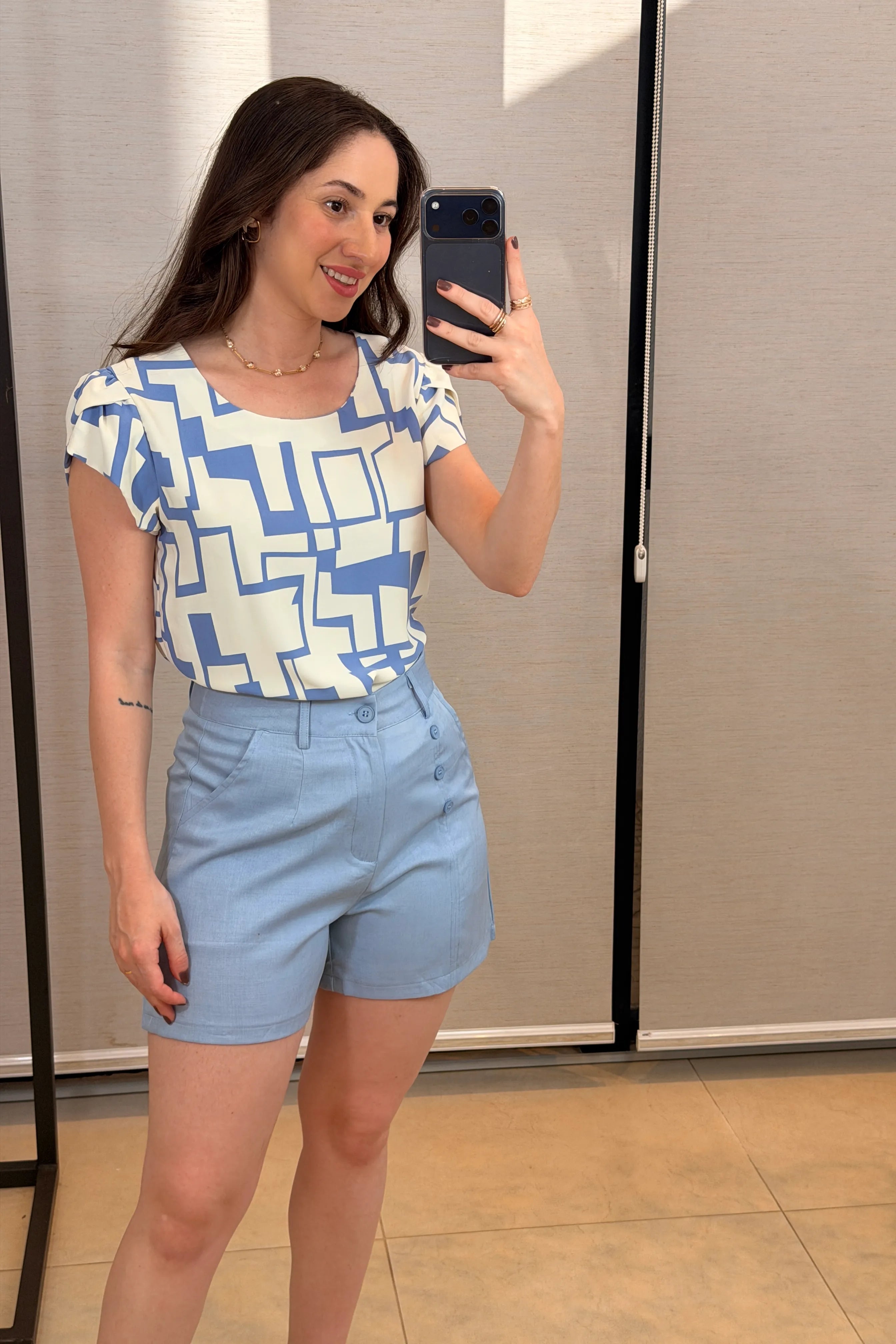 Conjunto: Blusa Manga Curta Transpassada Crepe Classic Carmen Estampada Geométrica Azul + Bermuda Detalhes Botões Crepe Alfaiataria Débora Azul