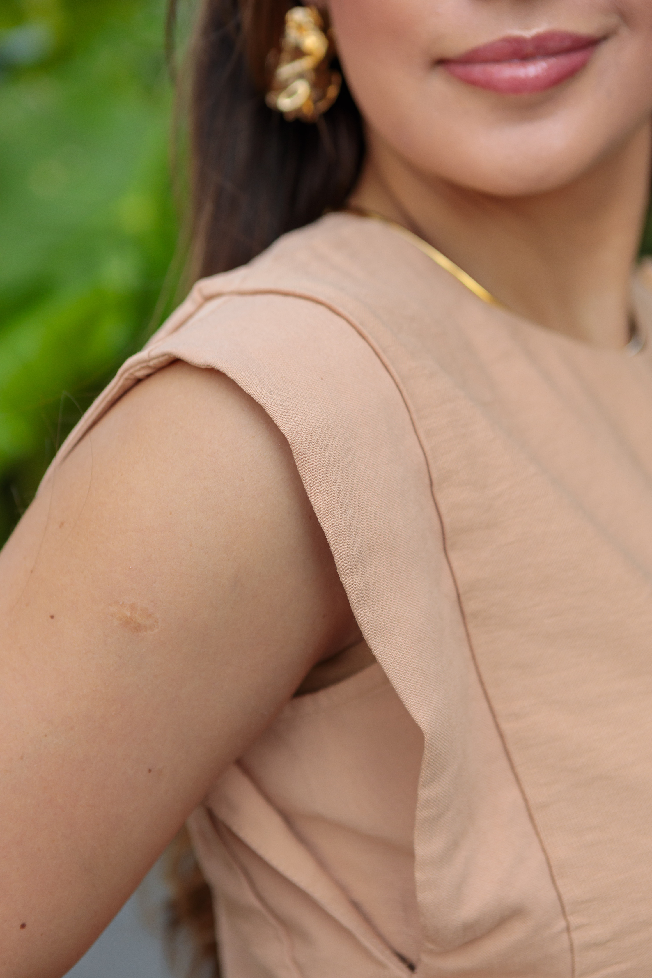 Blusa Regata Detalhe Botão Ombro Miriam Bege