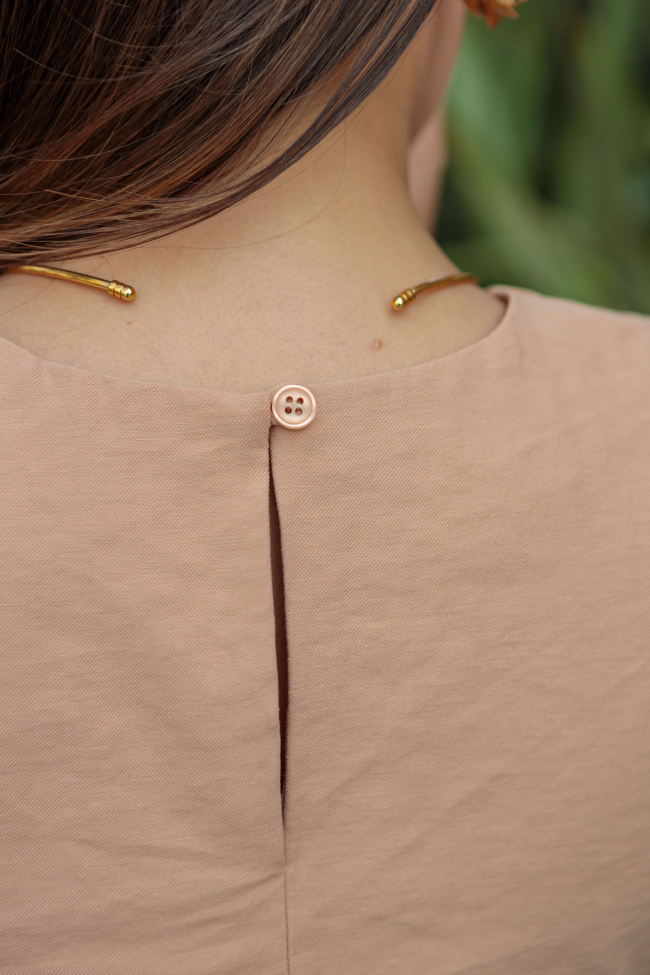 Blusa Regata Detalhe Botão Ombro Miriam Bege