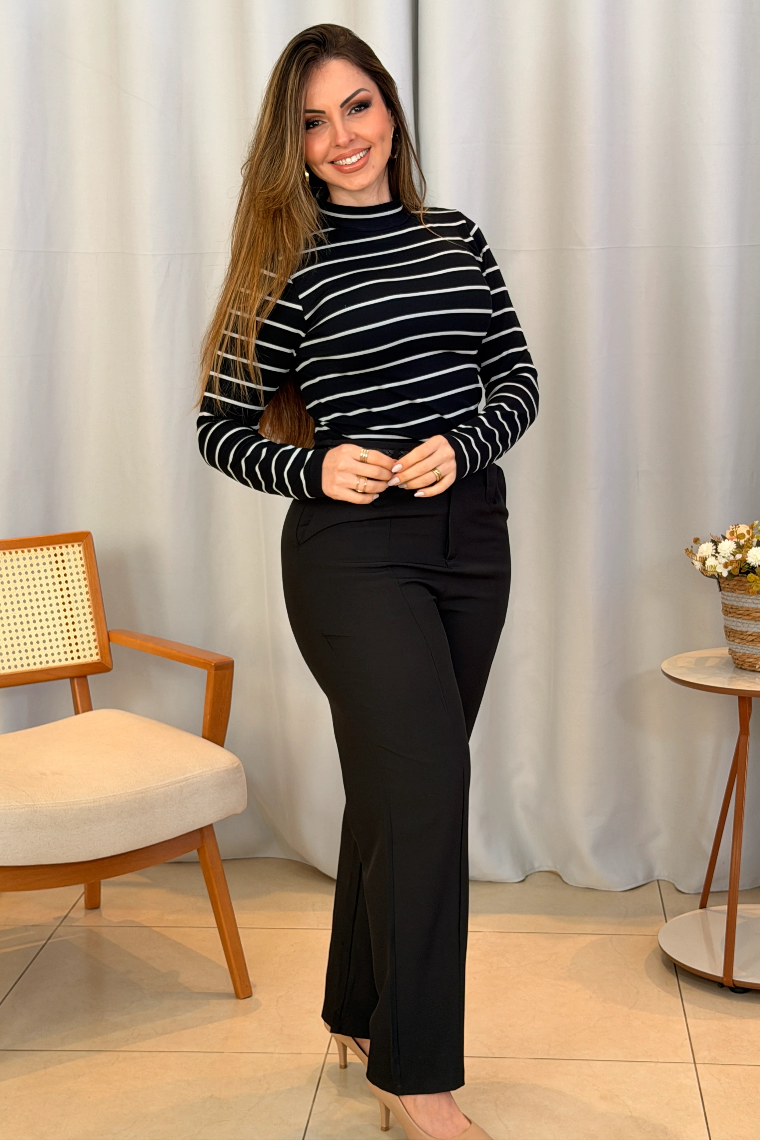 Conjunto: Blusa Manga Longa com Gola Alta em Malha Canelada Andressa Preta + Calça Alfaiataria Corte Reto Friso e Cós Infinito Bianca Preta