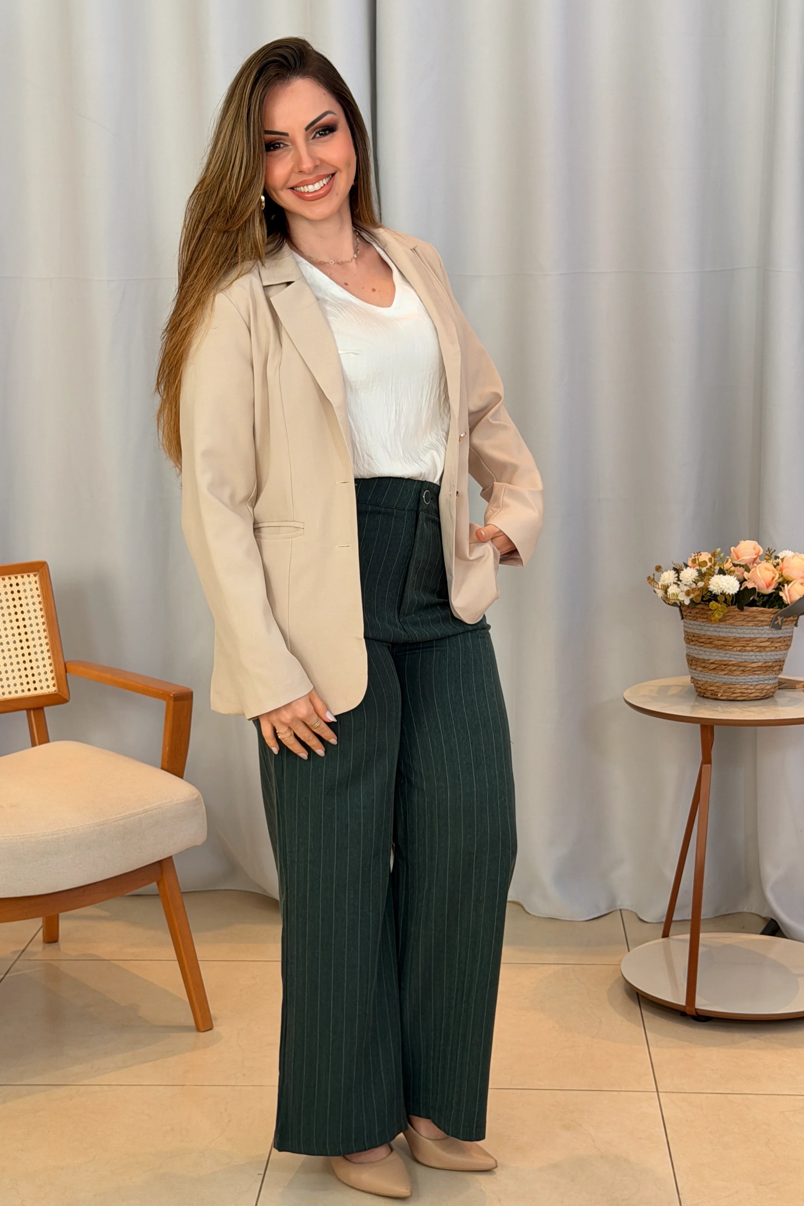 Conjunto: Blusa Lívia Branca + Calça Risca de Giz Luara Verde Petróleo + Blazer Agatha Bege