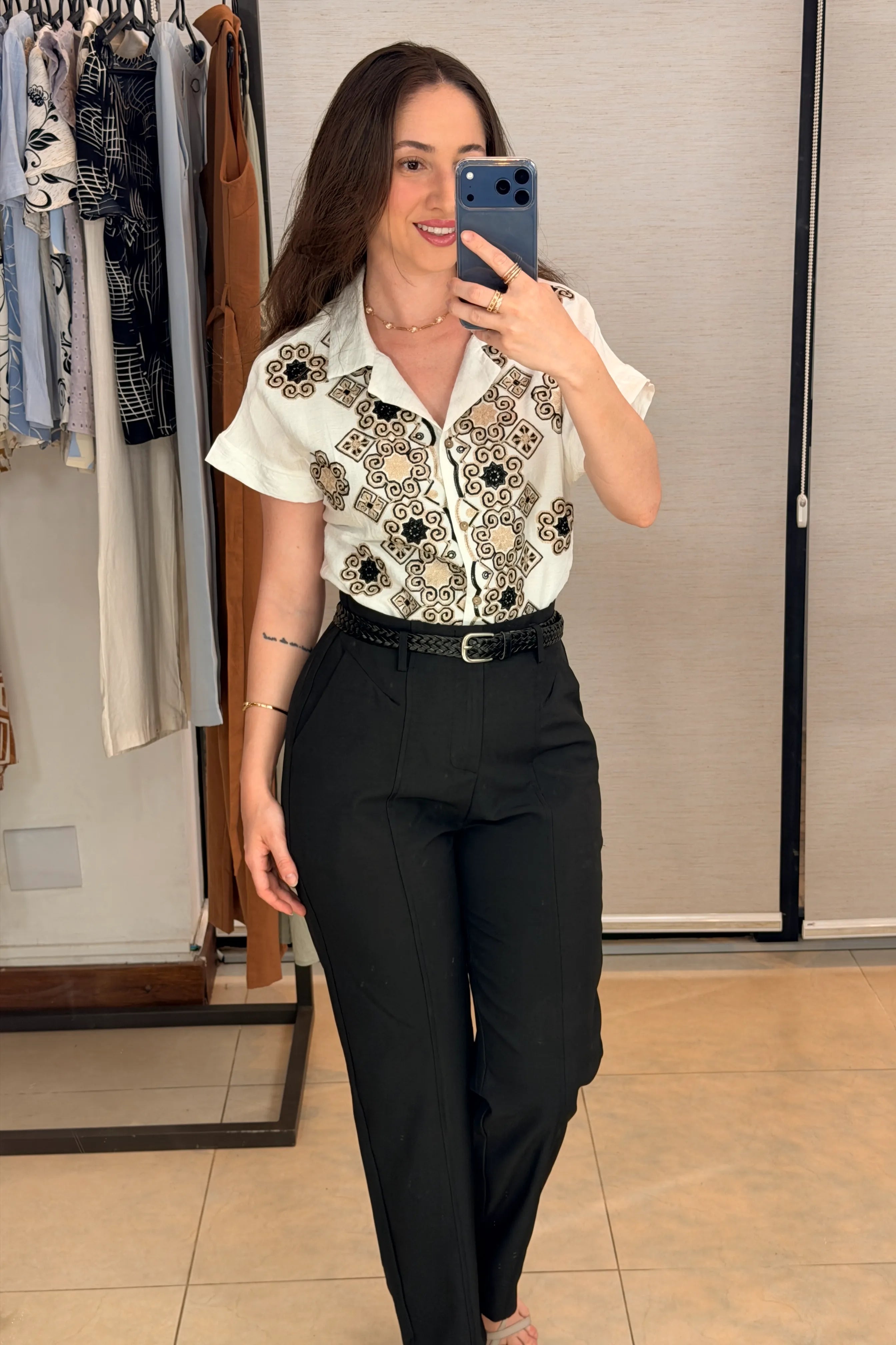 Conjunto: Camisa Manga Curta Neuza Bordada Visco Brise Preta + Calça Alfaiataria Corte Reto Friso e Cós Infinito Bianca Preta