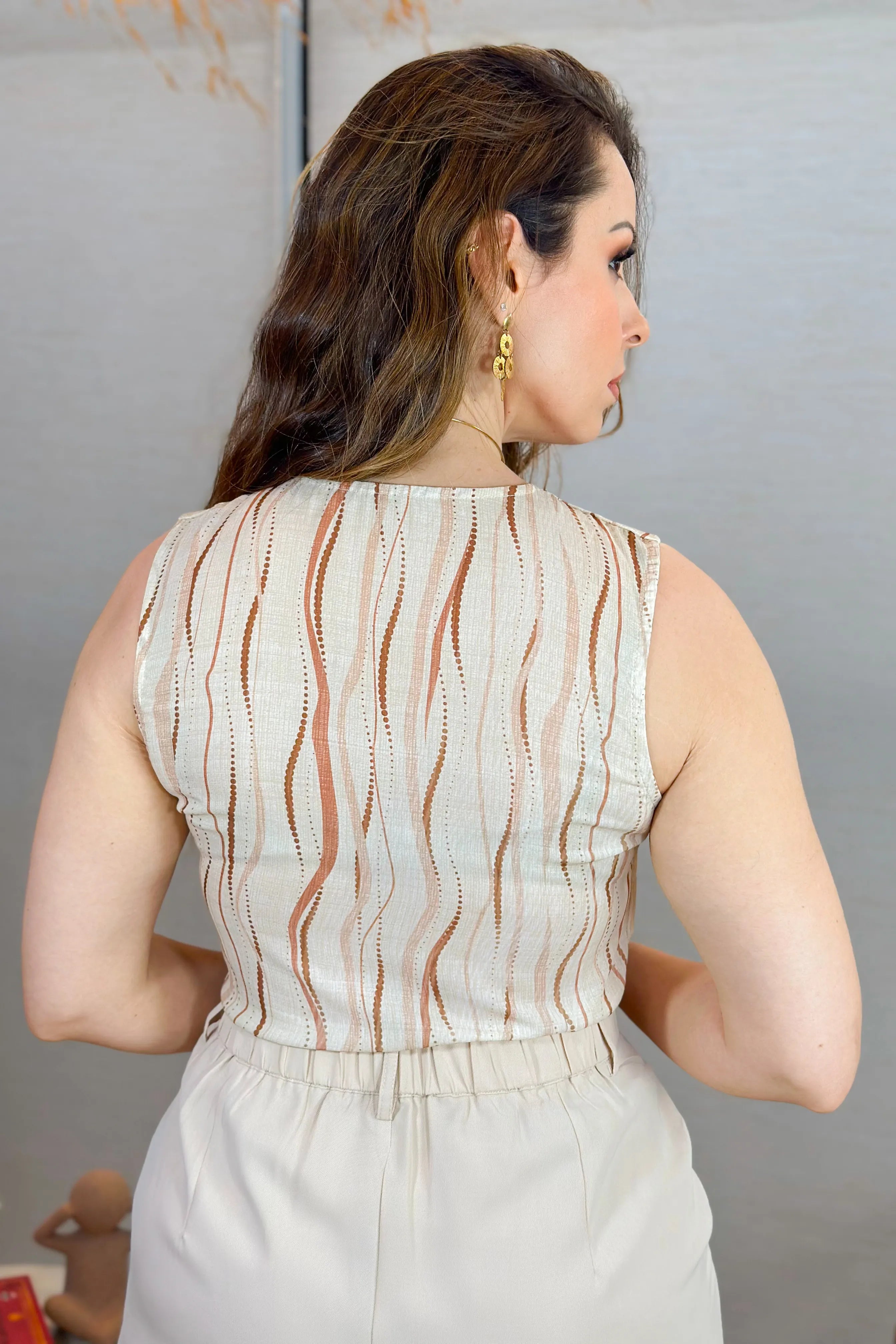 Blusa Regata Detalhe Vazado Daiana Estampada Marrom