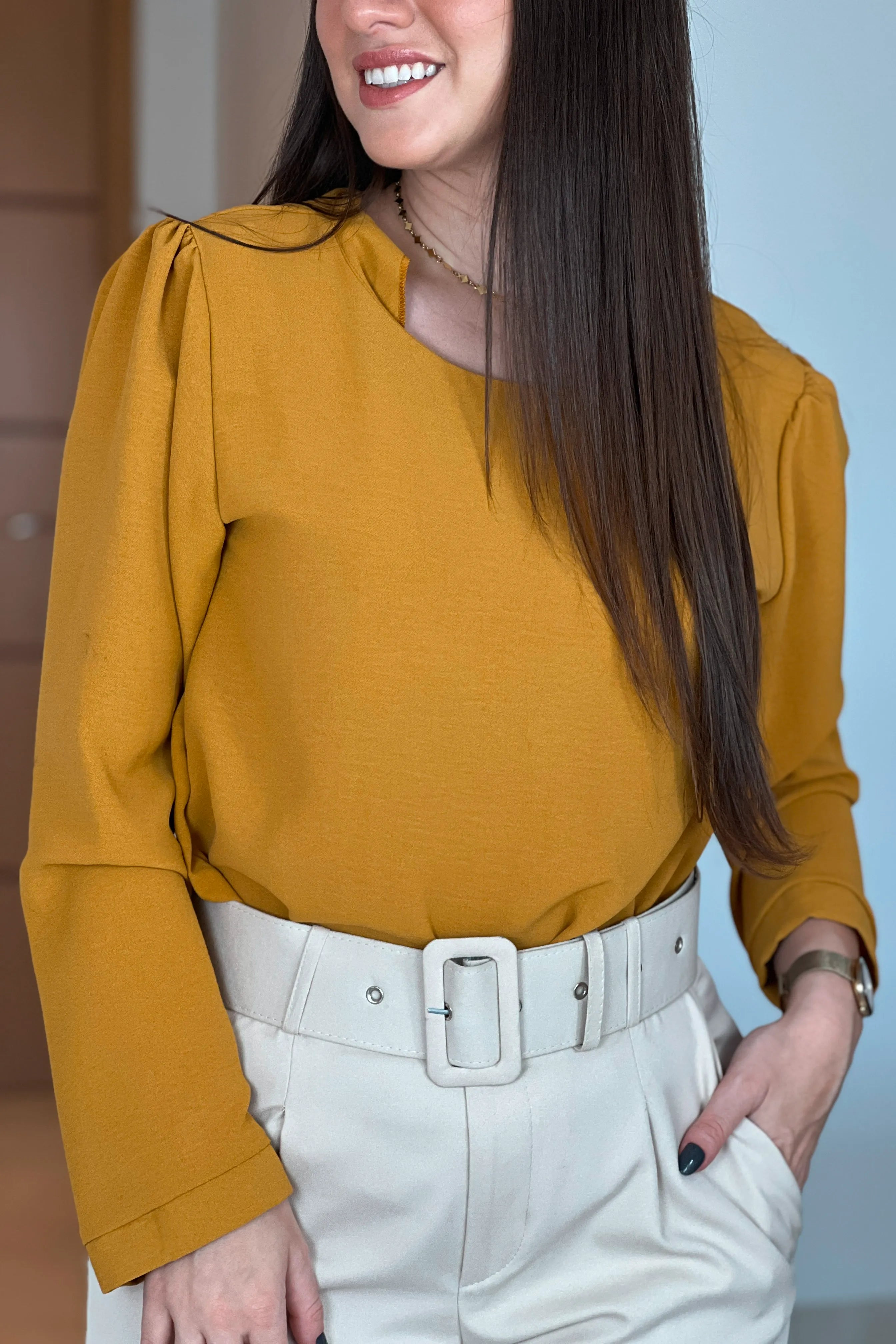 Conjunto: Blusa Manga Longa Clássica Isabel Mostarda + Calça Cenoura Cinto Encapado Bege