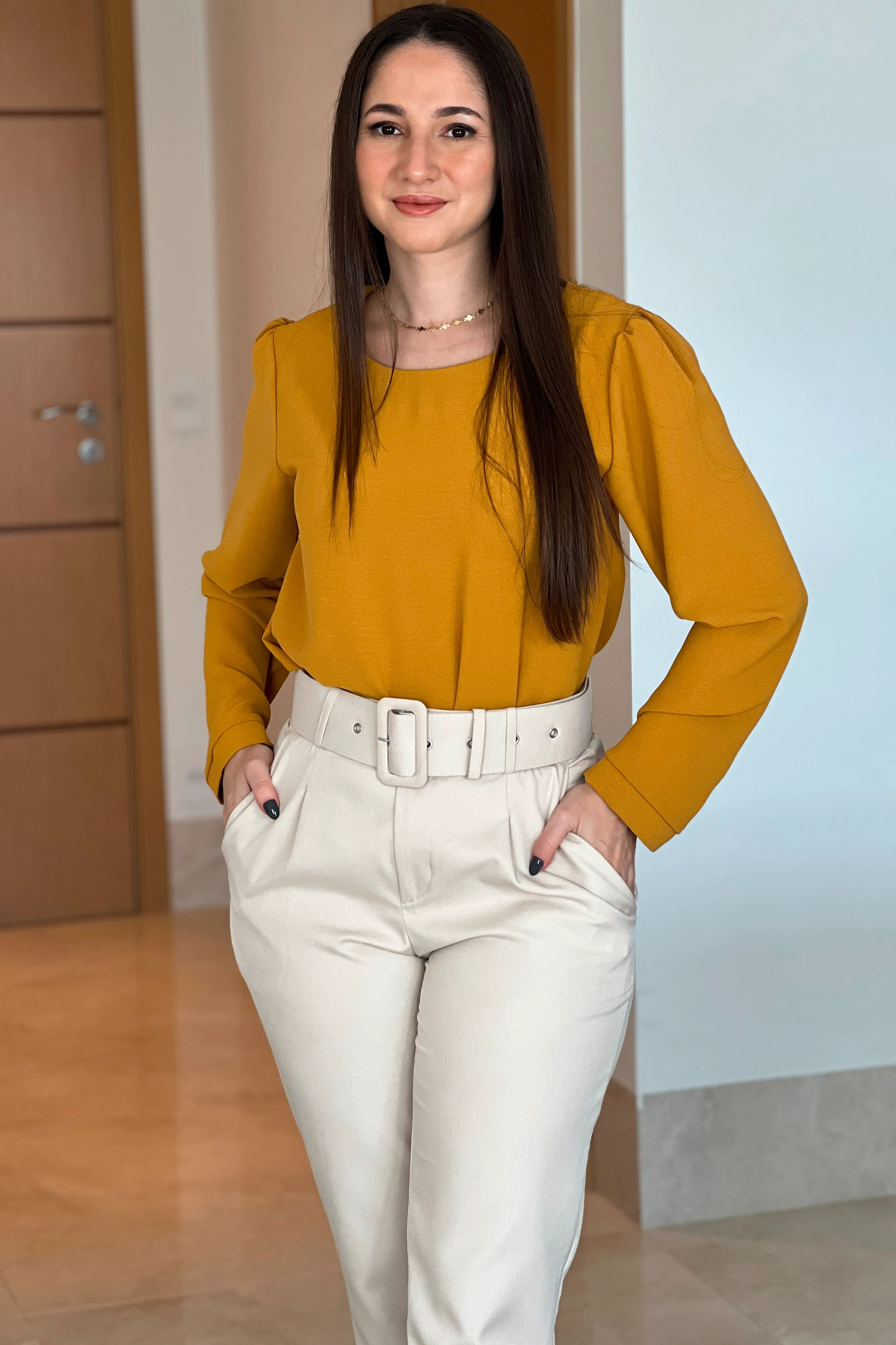 Conjunto: Blusa Manga Longa Clássica Isabel Mostarda + Calça Cenoura Cinto Encapado Bege