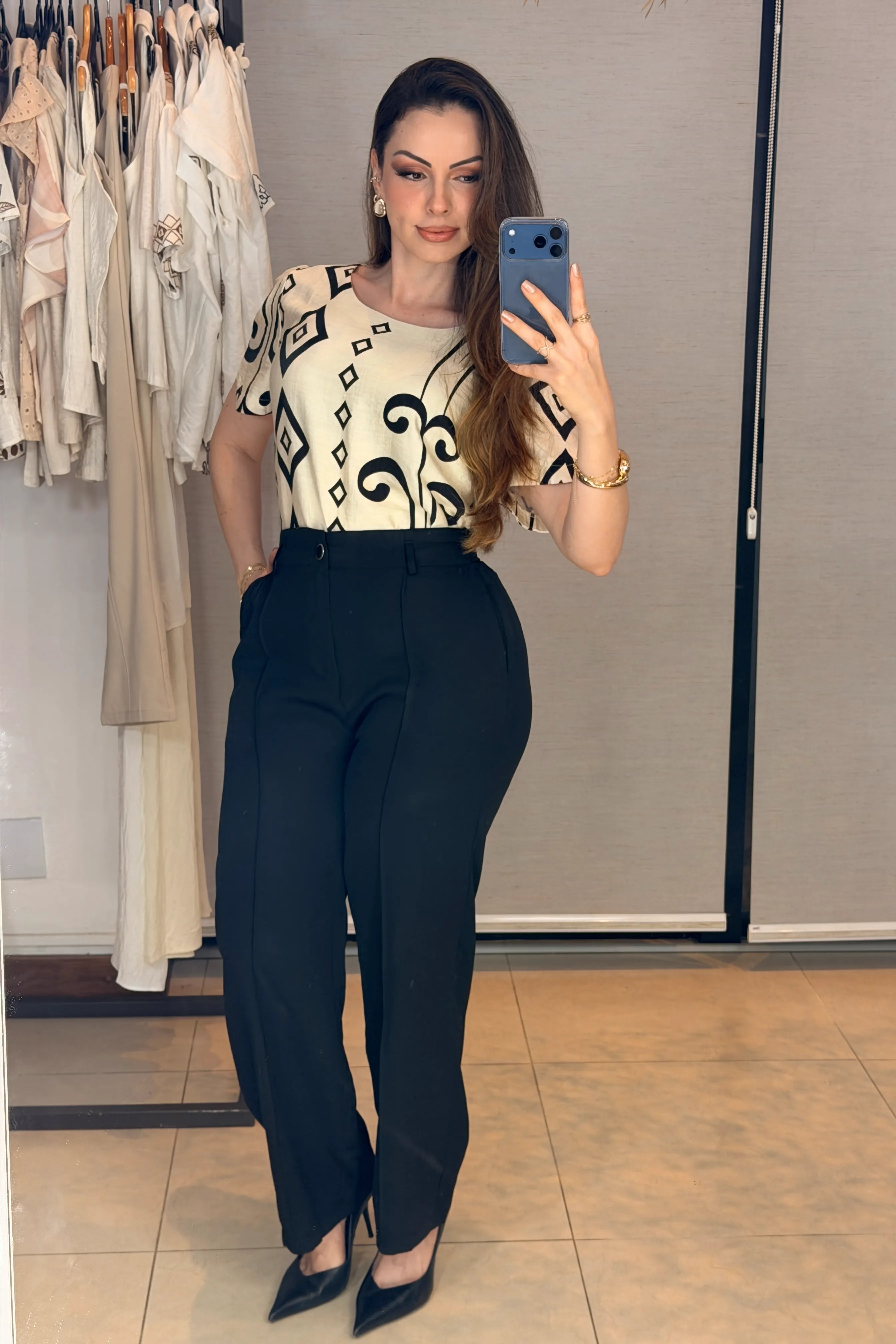 Conjunto: Blusa Manga Curta Detalhe Botão Vânia Estampada Preta + Calça Pantalona Alfaiataria Botão Encapado Margareth Preta