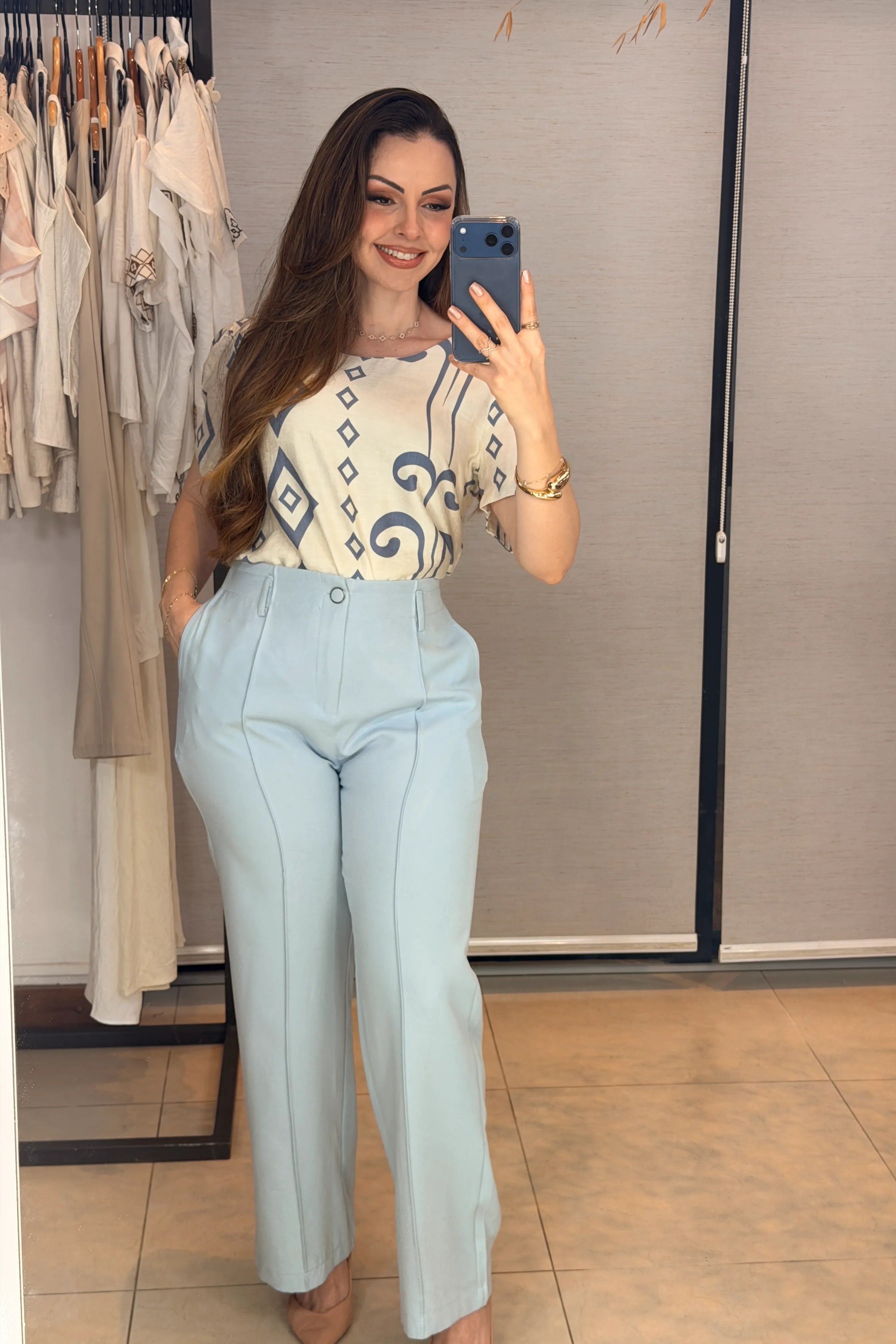Conjunto: Blusa Manga Curta Detalhe Botão Vânia Estampada Azul + Calça Pantalona Alfaiataria Botão Encapado Margareth Azul