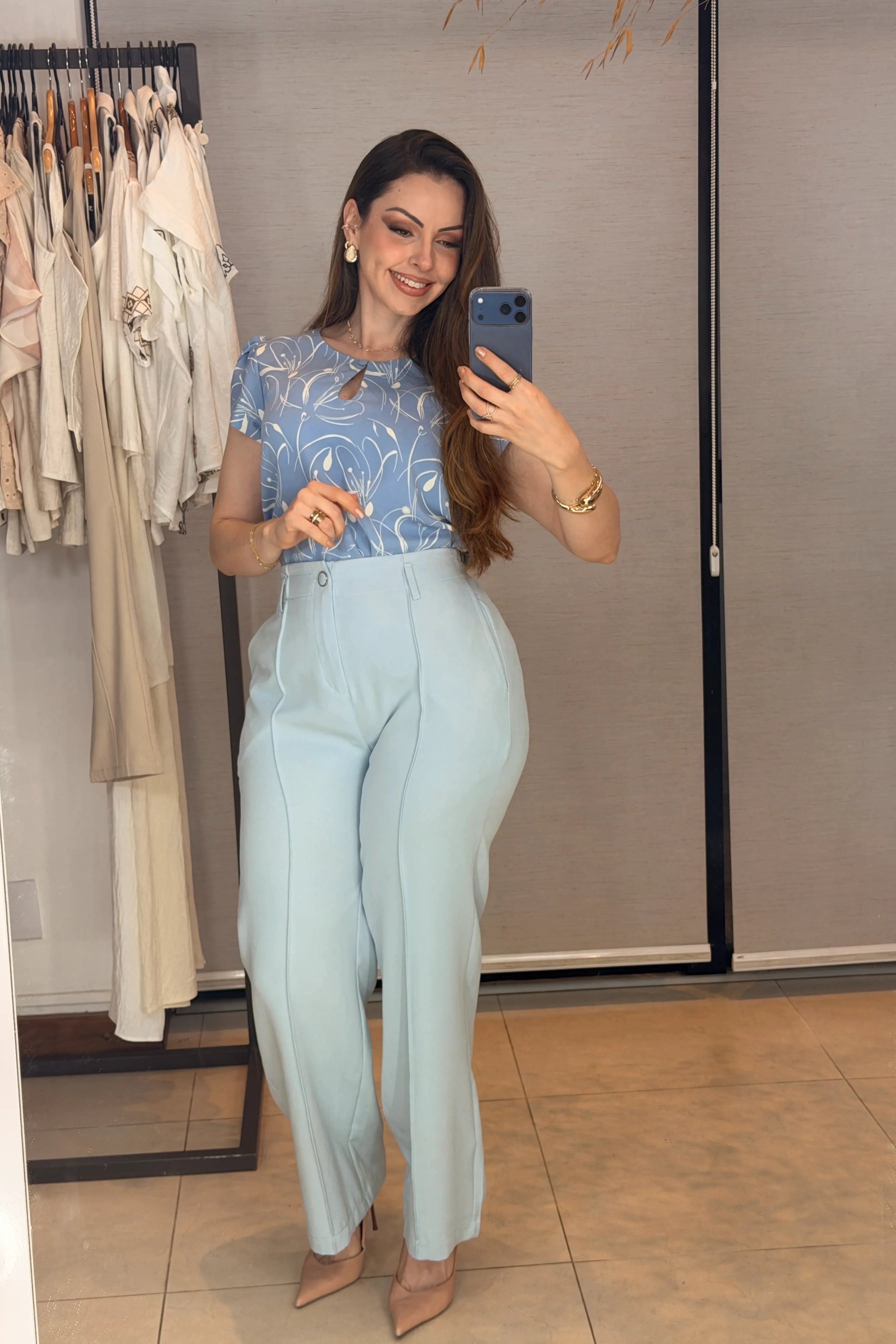 Conjunto: Blusa Manga Curta Transpassada Celina Estampada Azul + Calça Pantalona Alfaiataria Botão Encapado Margareth Azul