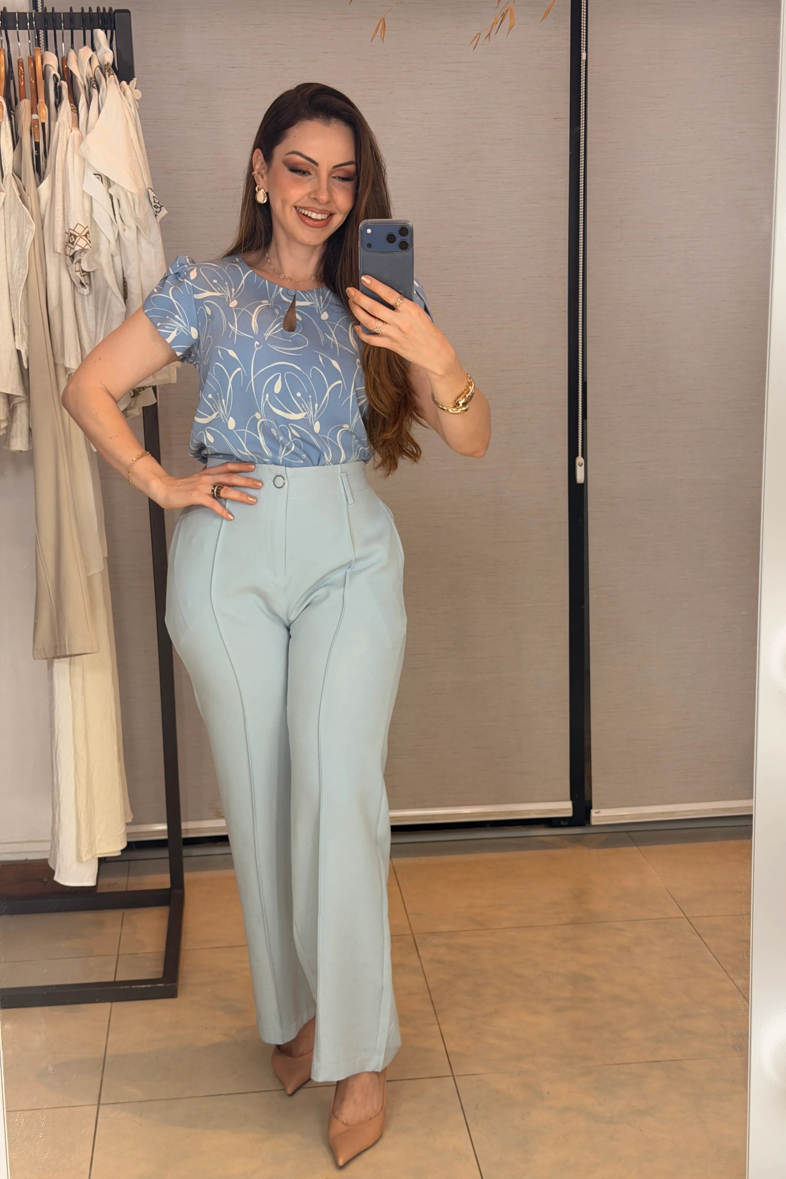 Conjunto: Blusa Manga Curta Transpassada Celina Estampada Azul + Calça Pantalona Alfaiataria Botão Encapado Margareth Azul