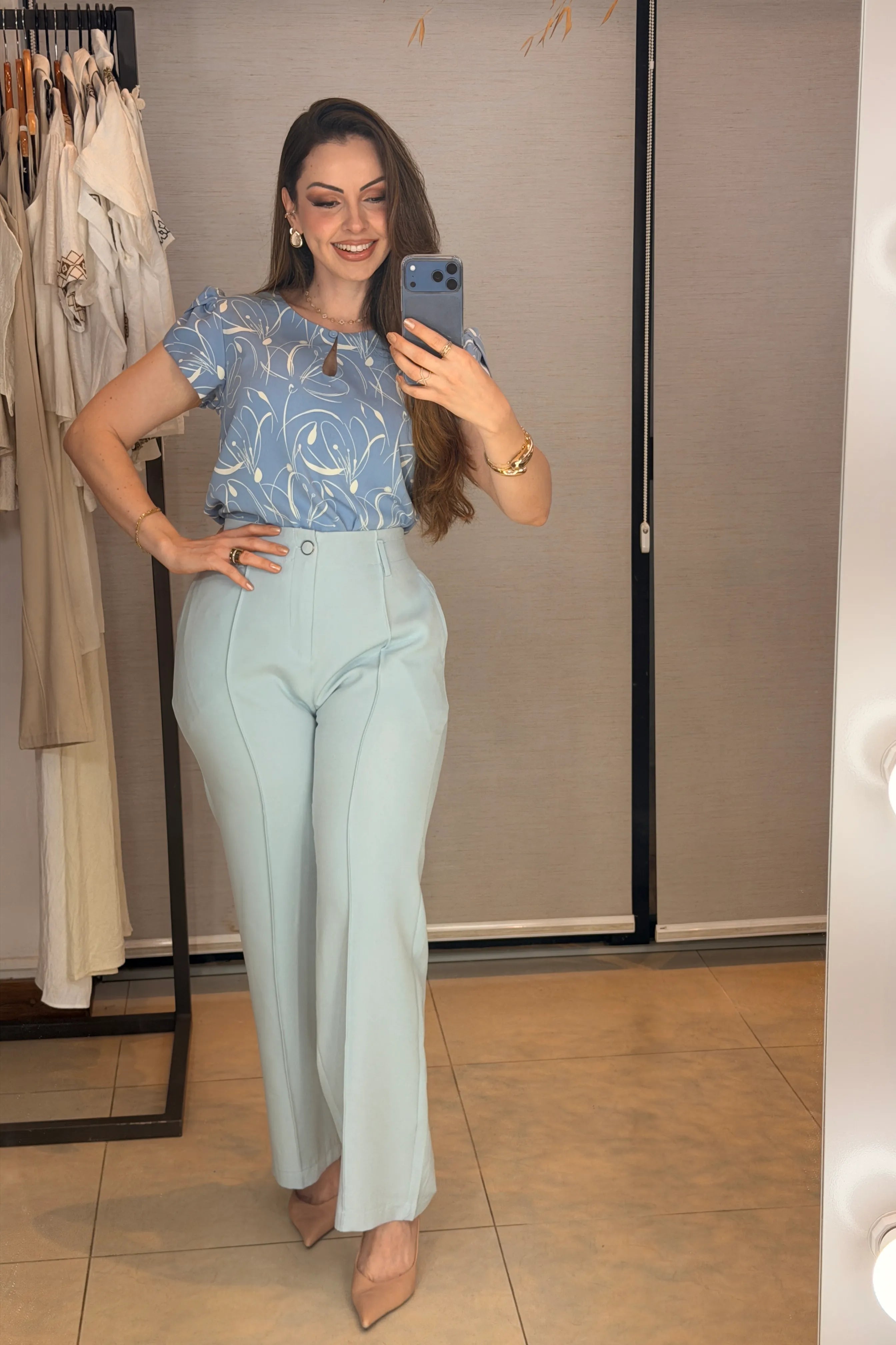 Conjunto: Blusa Manga Curta Transpassada Celina Estampada Azul + Calça Pantalona Alfaiataria Botão Encapado Margareth Azul