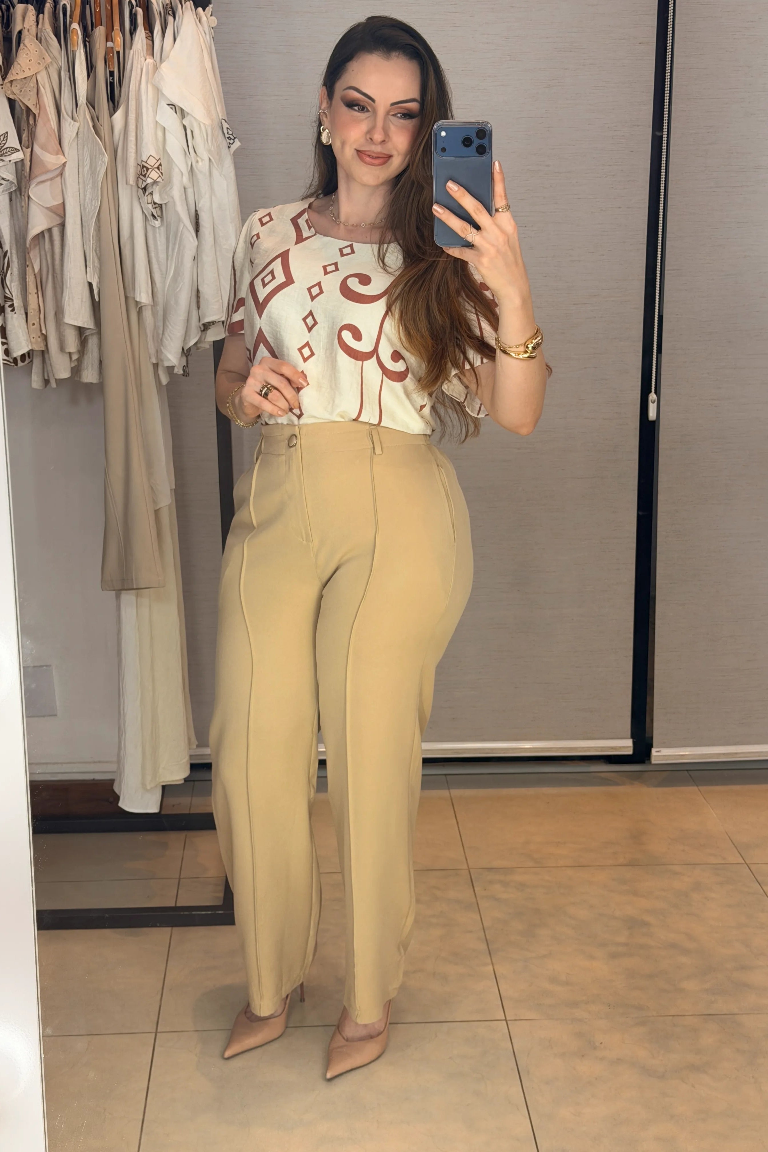 Conjunto: Blusa Manga Curta Detalhe Botão Vânia Estampada Terracota + Calça Pantalona Alfaiataria Botão Encapado Margareth Bege