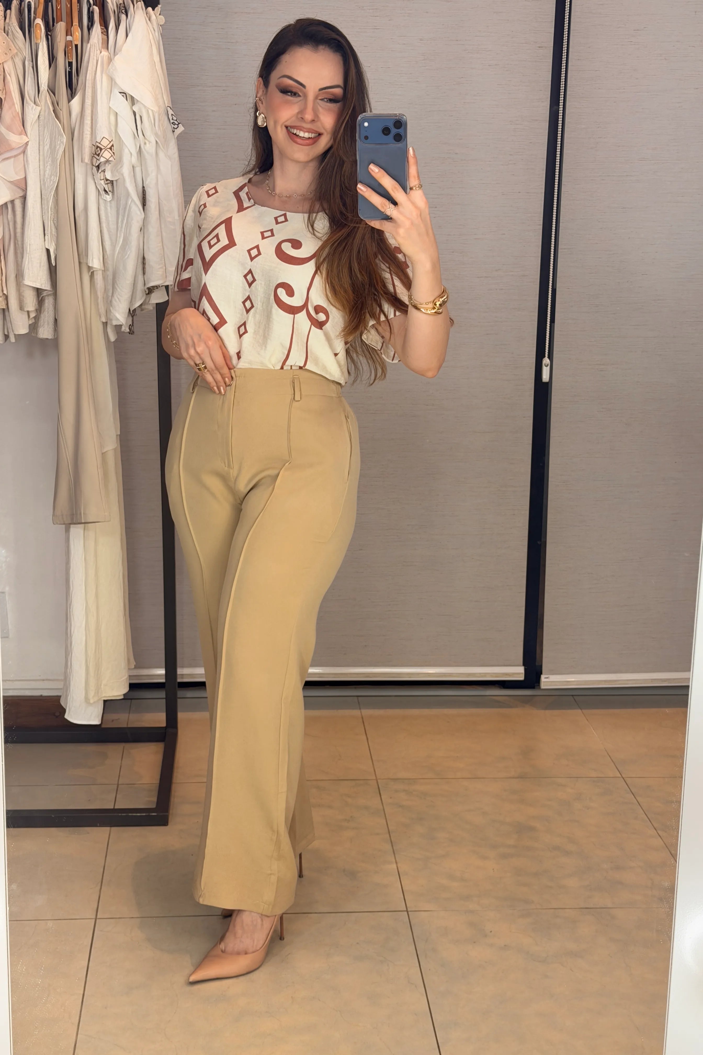 Conjunto: Blusa Manga Curta Detalhe Botão Vânia Estampada Terracota + Calça Pantalona Alfaiataria Botão Encapado Margareth Bege