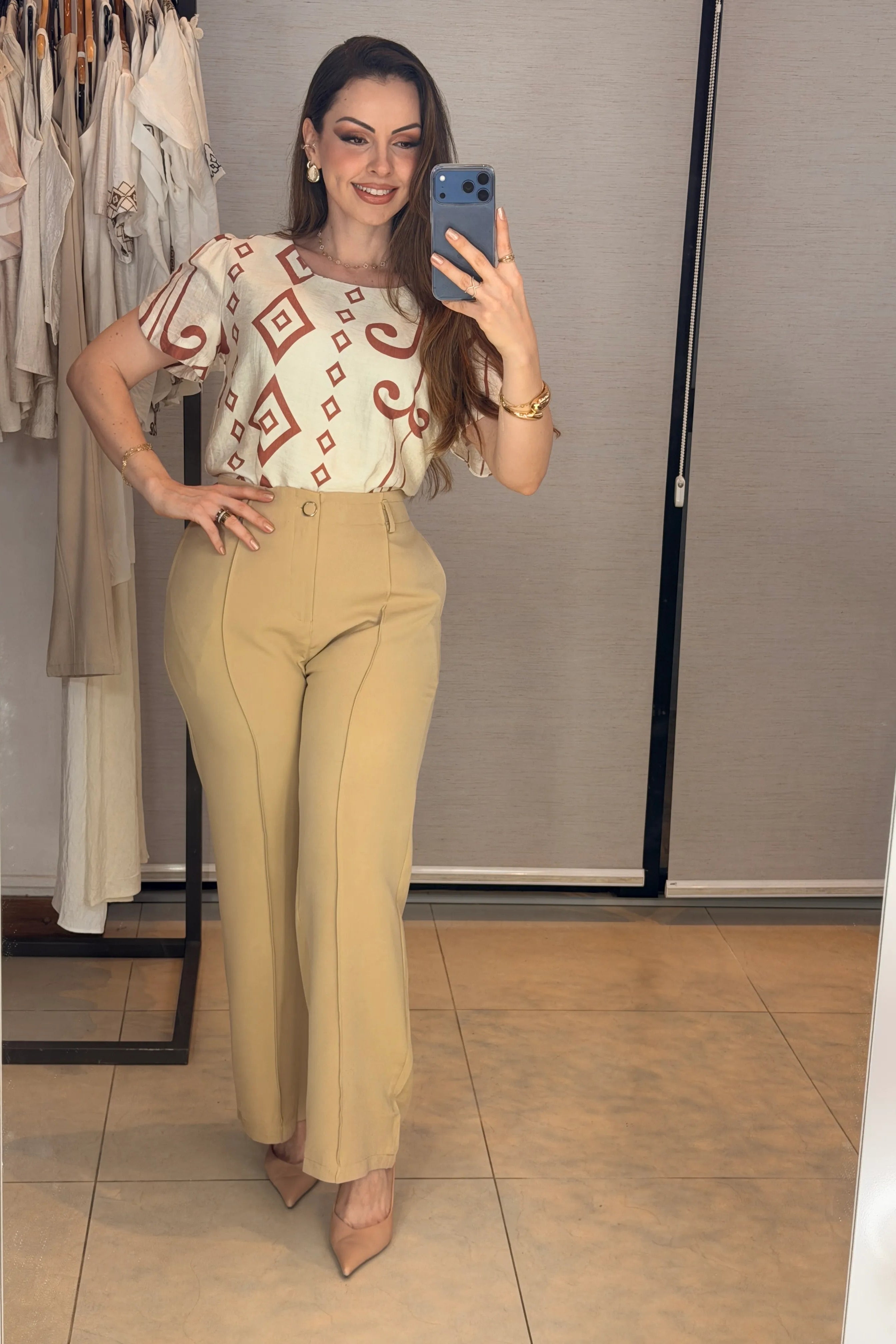 Conjunto: Blusa Manga Curta Detalhe Botão Vânia Estampada Terracota + Calça Pantalona Alfaiataria Botão Encapado Margareth Bege