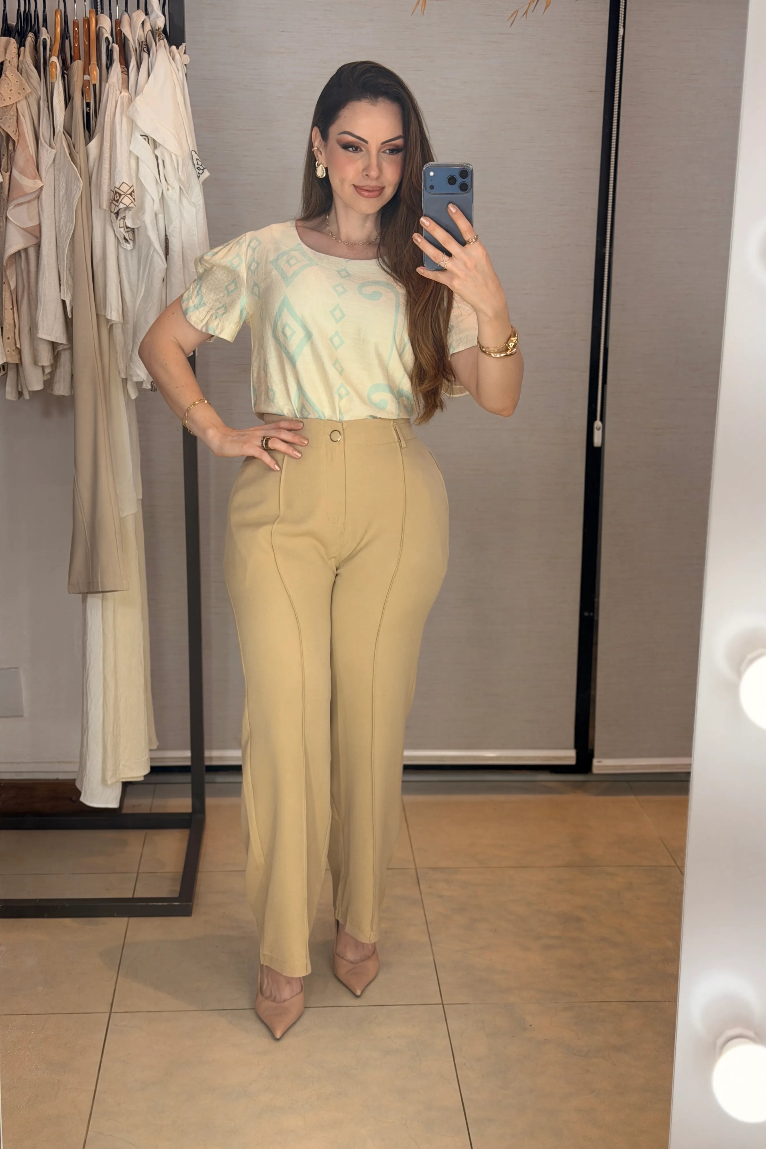 Conjunto: Blusa Manga Curta Detalhe Botão Vânia Estampada Azul Claro + Calça Pantalona Alfaiataria Botão Encapado Margareth Bege