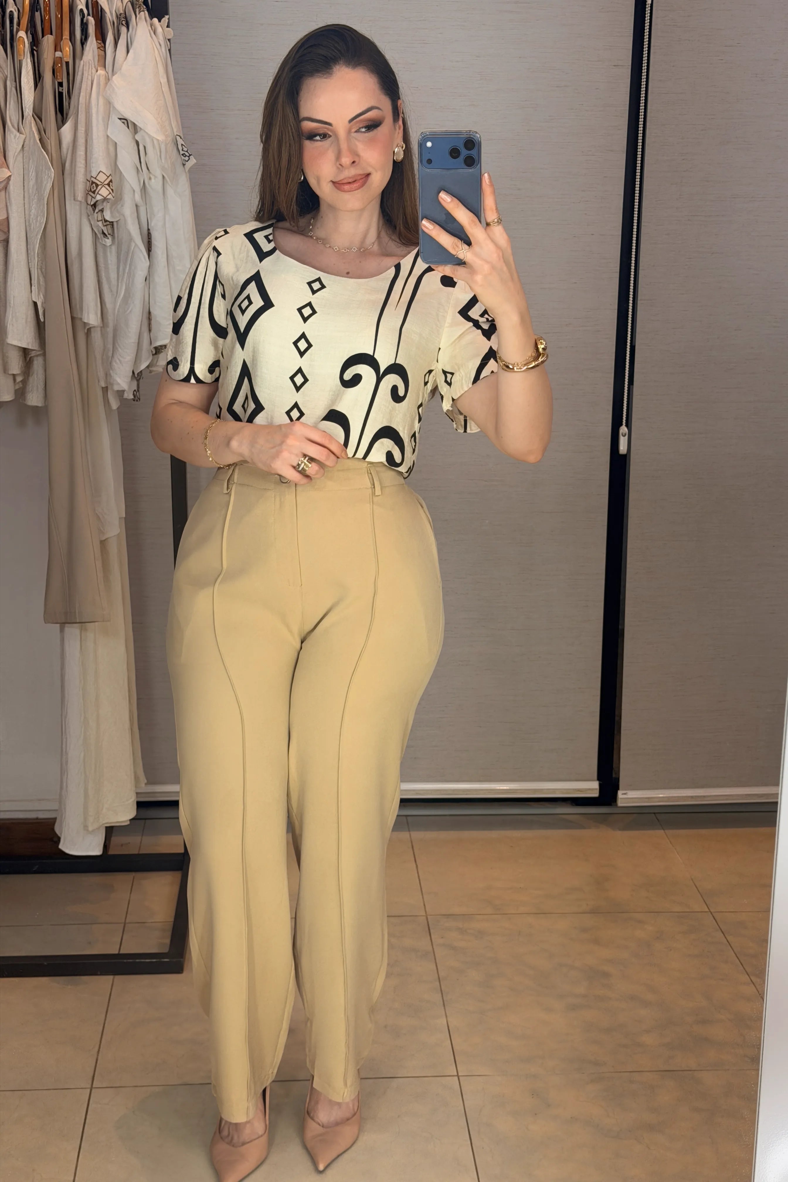 Conjunto: Blusa Manga Curta Detalhe Botão Vânia Estampada Preta + Calça Pantalona Alfaiataria Botão Encapado Margareth Bege