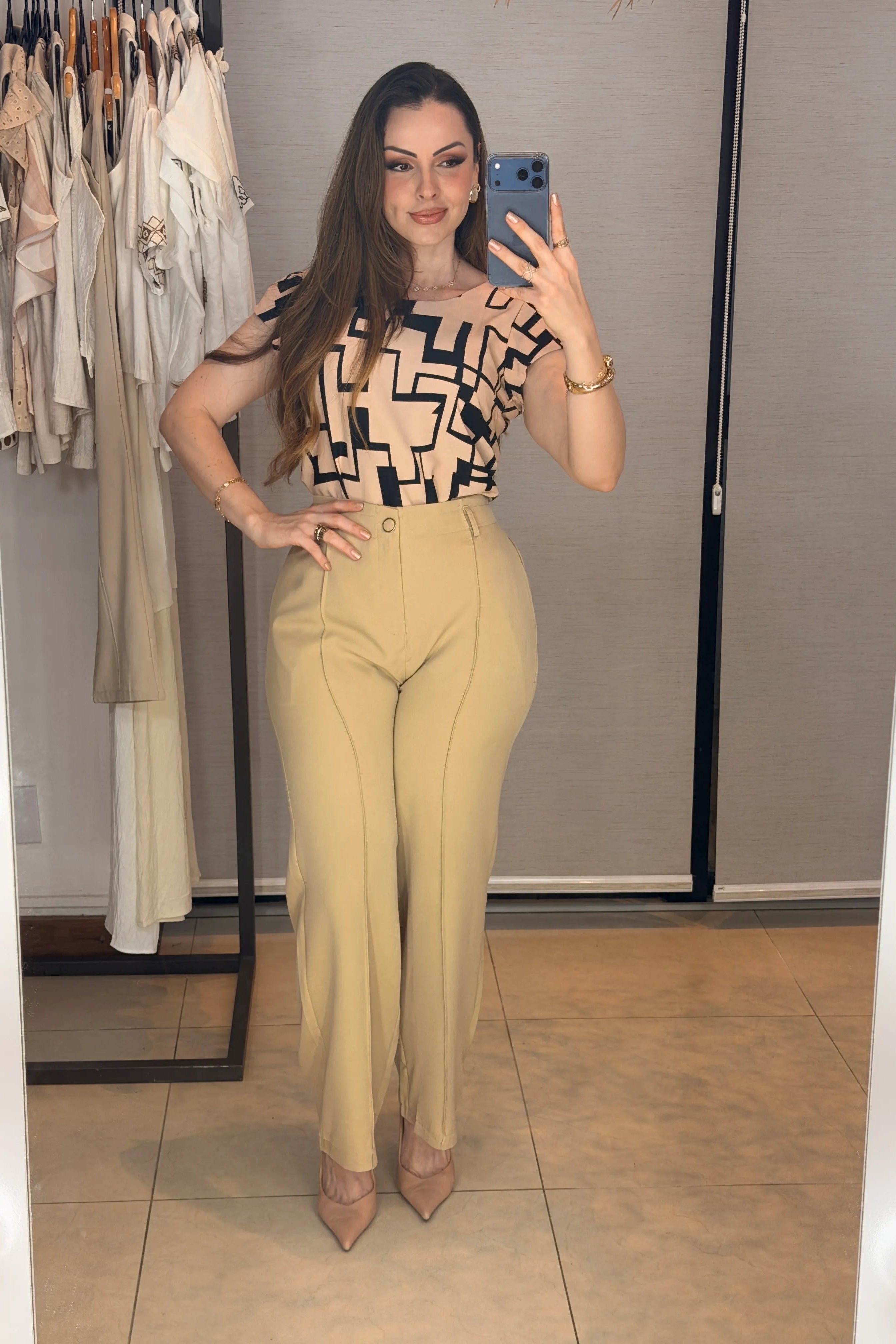 Conjunto: Blusa Manga Curta Transpassada Crepe Classic Carmen Estampada Geométrica Rosa + Calça Pantalona Alfaiataria Botão Encapado Margareth Bege