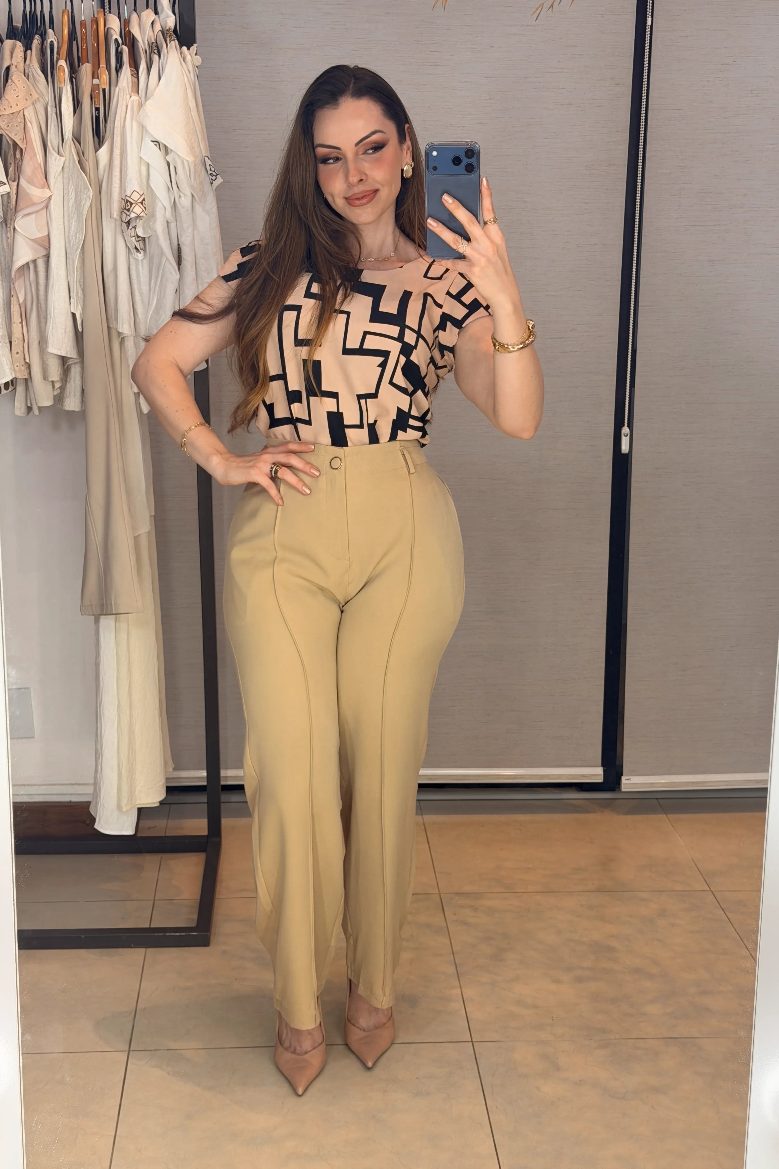 Conjunto: Blusa Manga Curta Transpassada Crepe Classic Carmen Estampada Geométrica Rosa + Calça Pantalona Alfaiataria Botão Encapado Margareth Bege