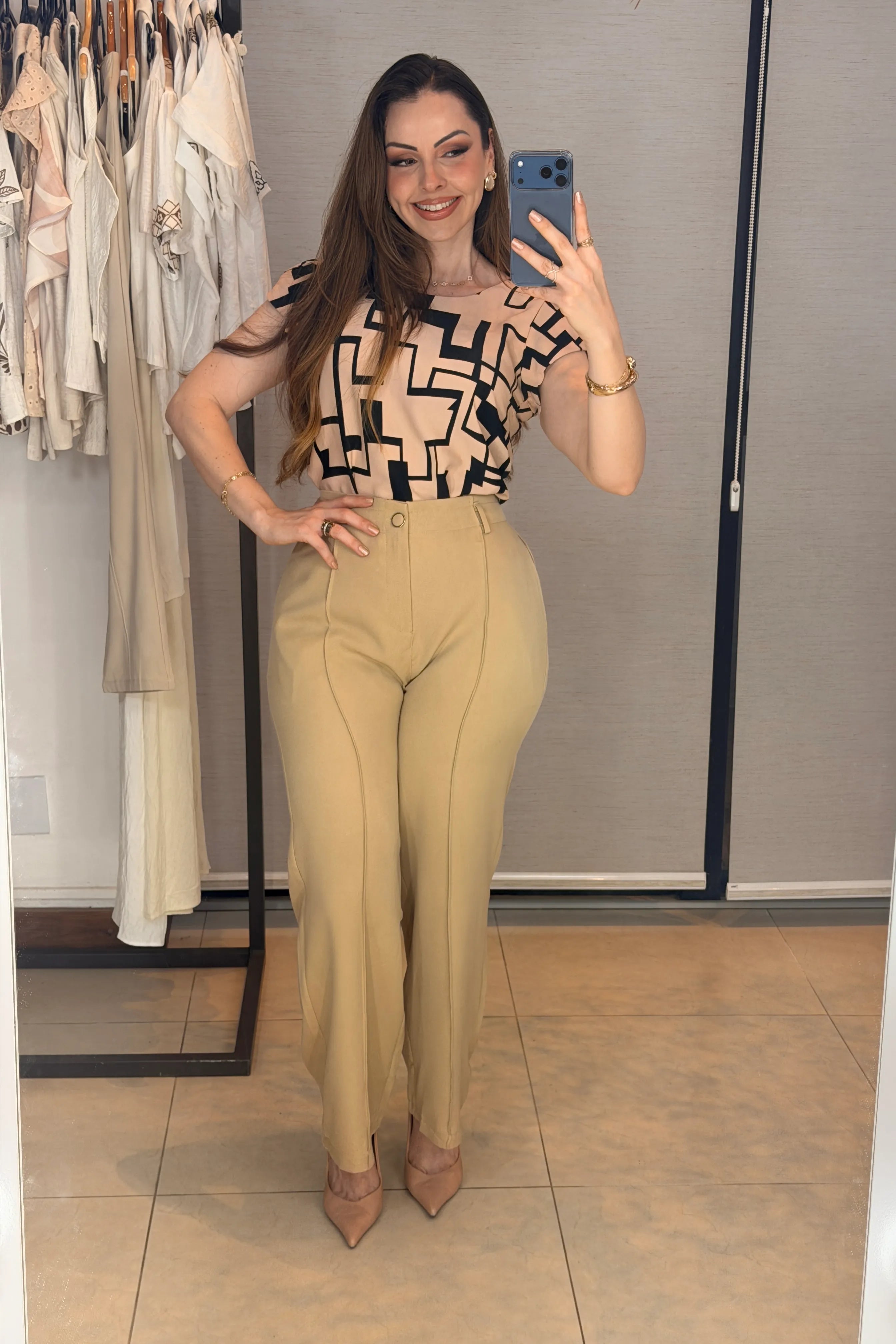 Conjunto: Blusa Manga Curta Transpassada Crepe Classic Carmen Estampada Geométrica Rosa + Calça Pantalona Alfaiataria Botão Encapado Margareth Bege