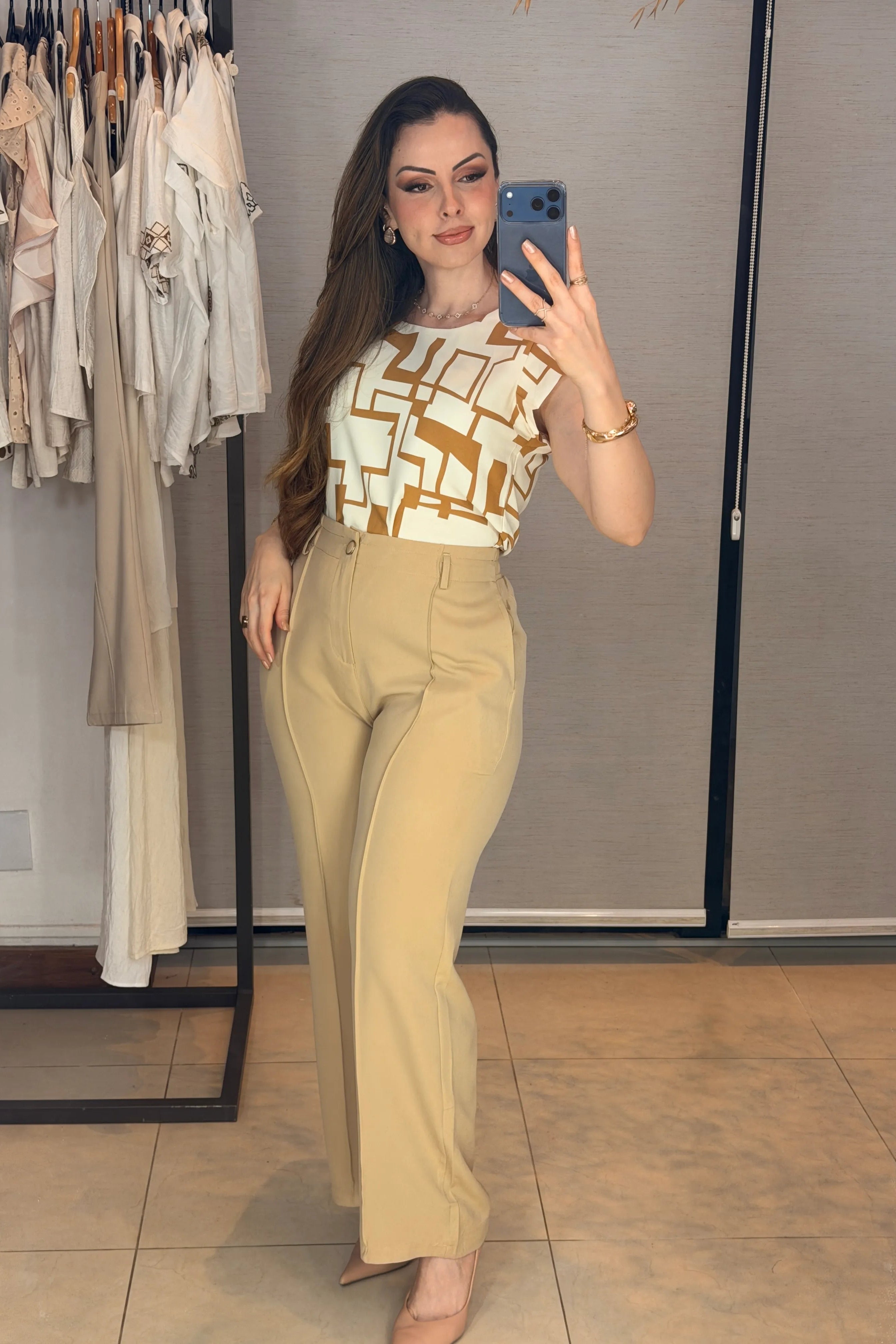 Conjunto: Blusa Manga Curta Transpassada Crepe Classic Carmen Estampada Geométrica Marrom + Calça Pantalona Alfaiataria Botão Encapado Margareth Bege