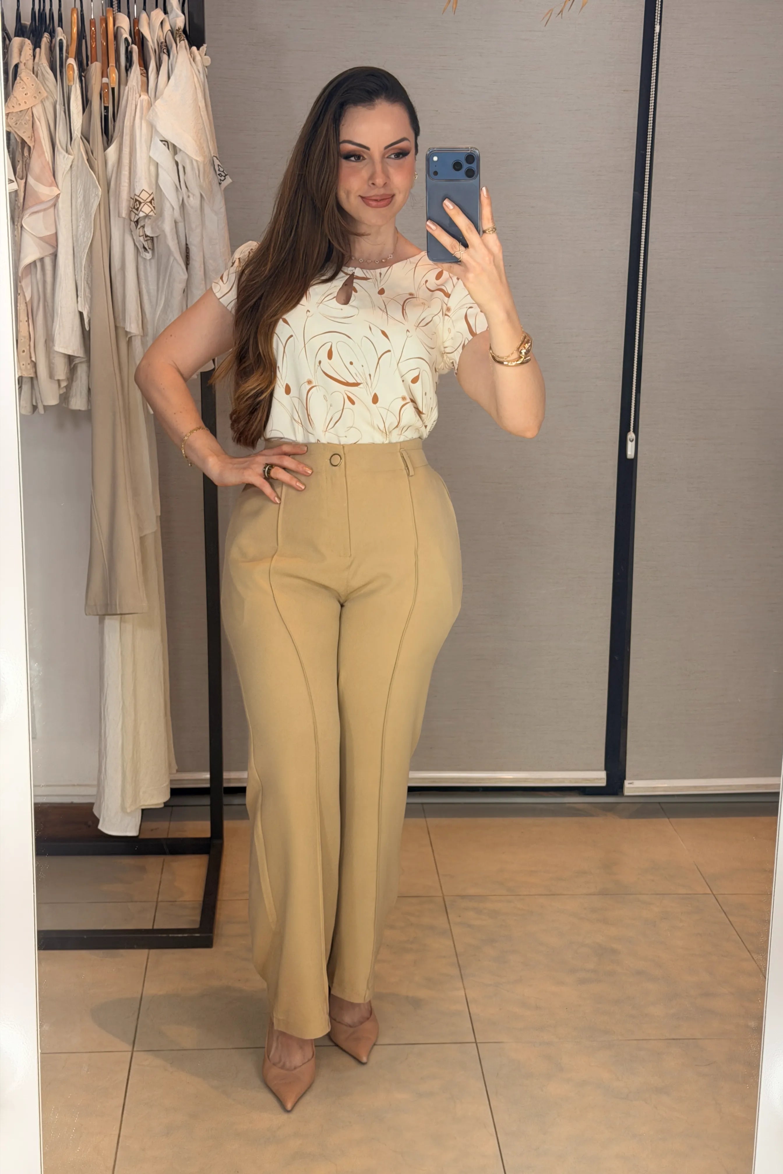 Conjunto: Blusa Manga Curta Transpassada Celina Estampada Marrom + Calça Pantalona Alfaiataria Botão Encapado Margareth Bege