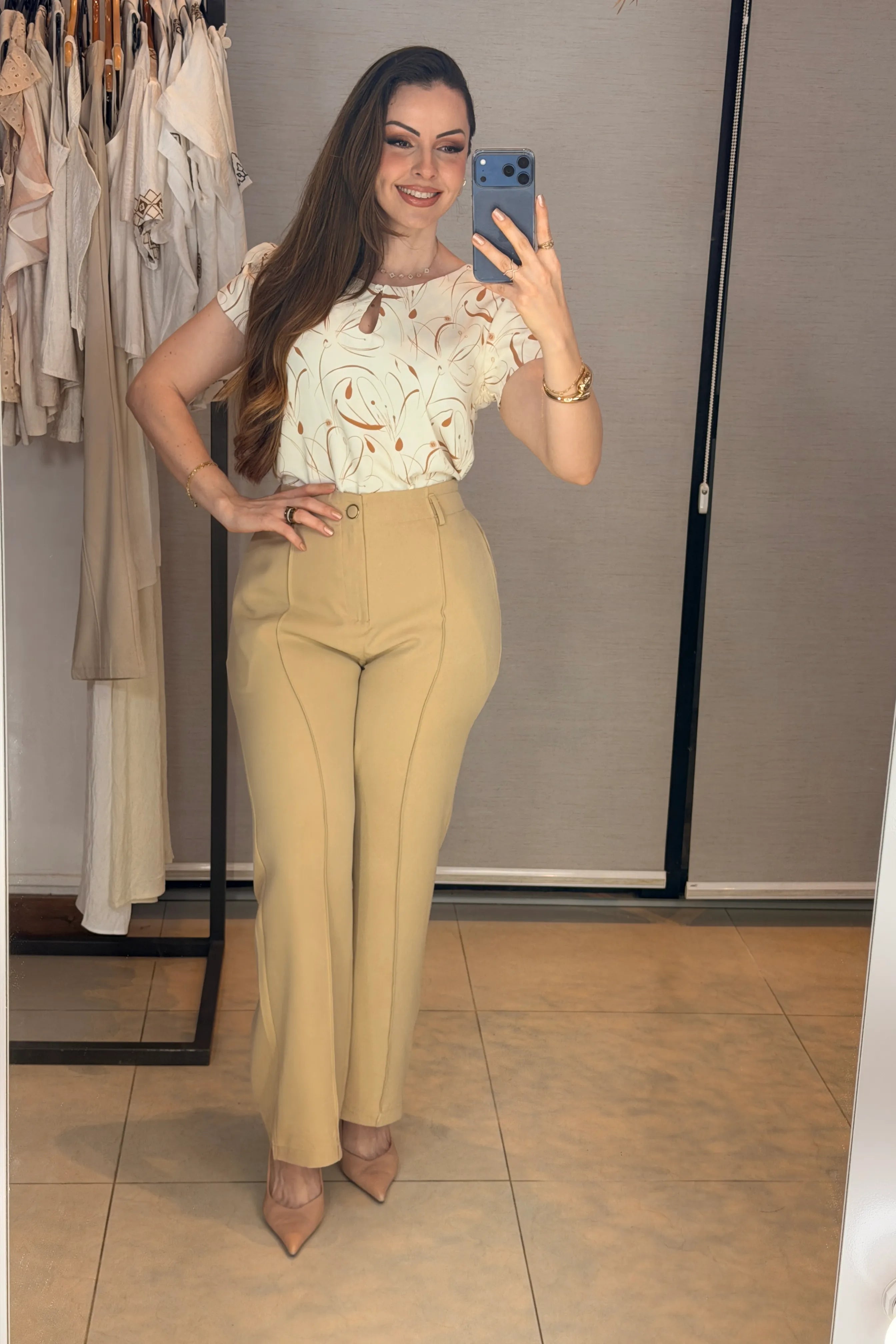 Conjunto: Blusa Manga Curta Transpassada Celina Estampada Marrom + Calça Pantalona Alfaiataria Botão Encapado Margareth Bege