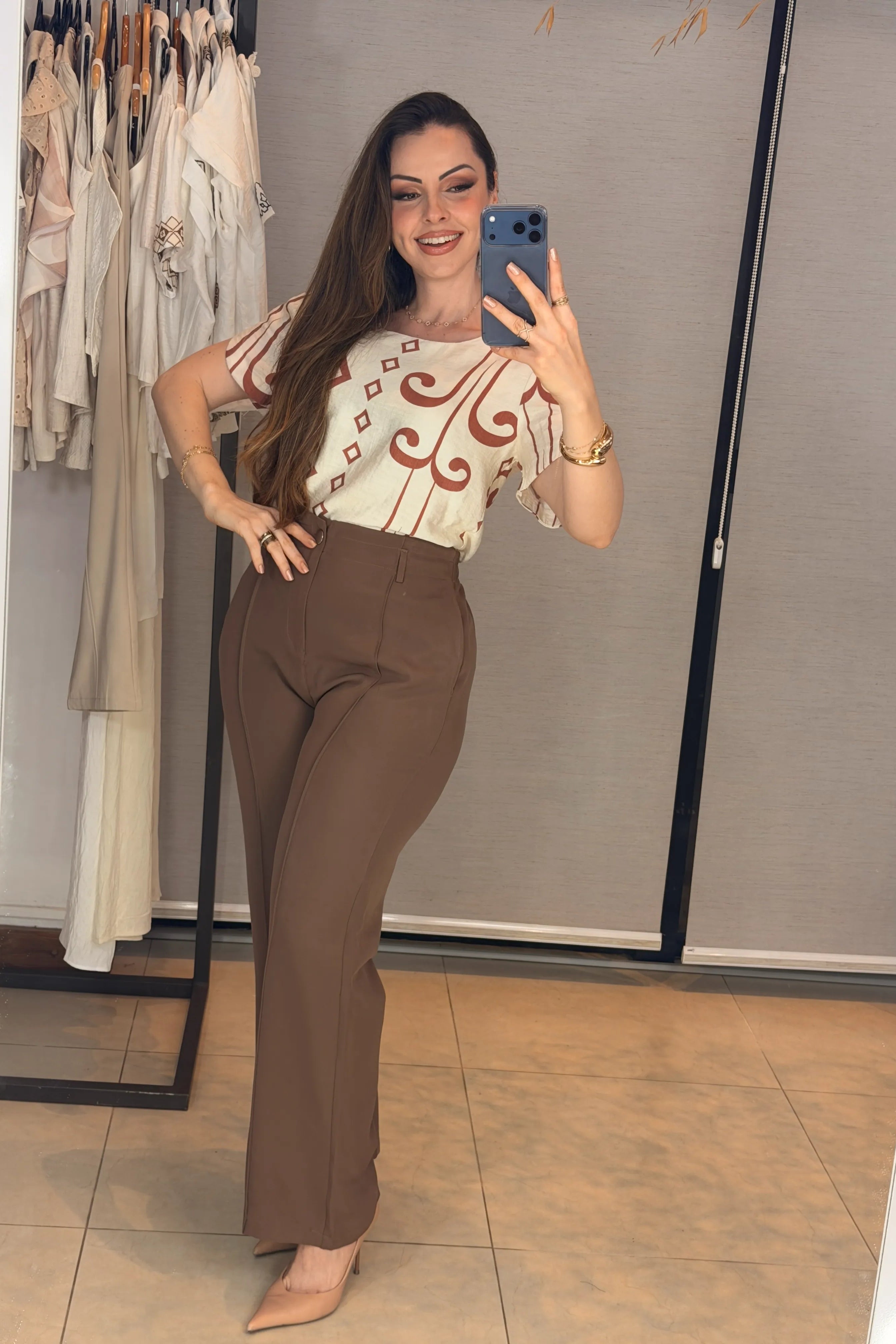 Conjunto: Blusa Manga Curta Detalhe Botão Vânia Estampada Terracota + Calça Pantalona Alfaiataria Botão Encapado Margareth Marrom