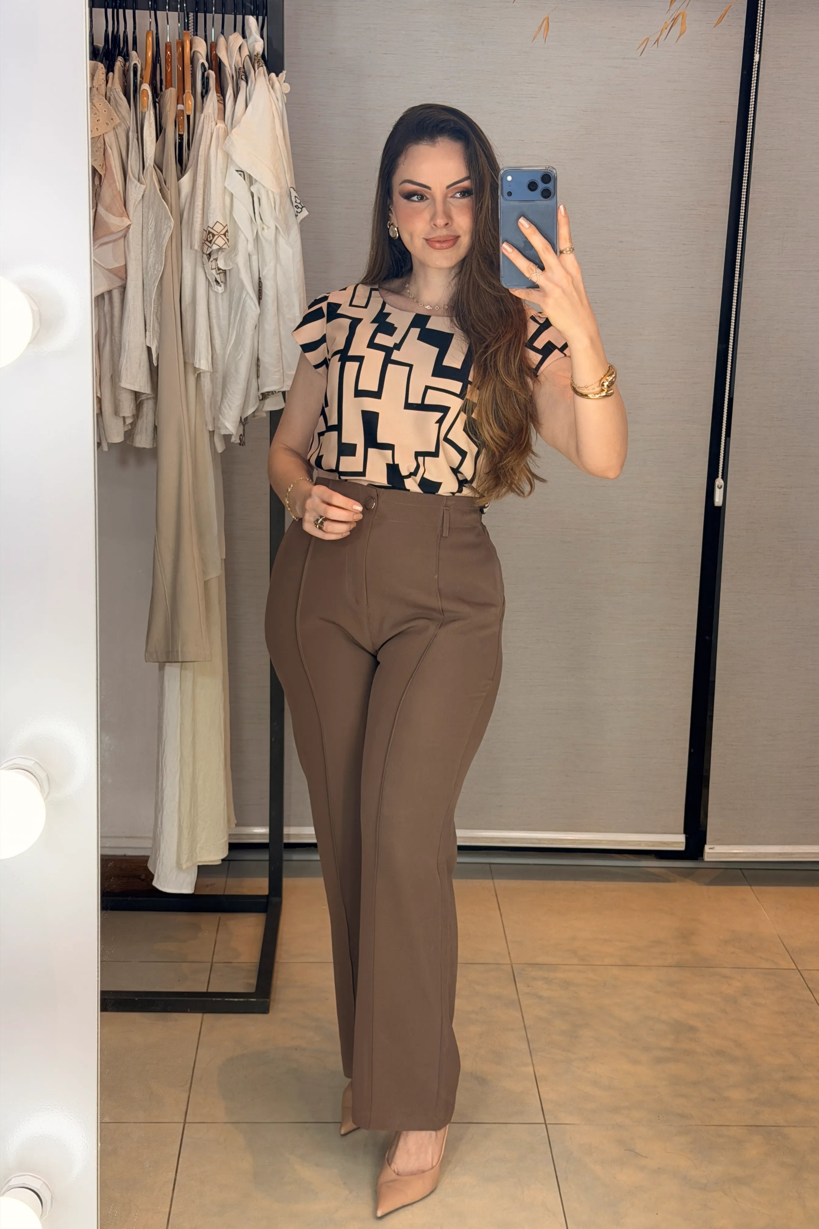 Conjunto: Blusa Manga Curta Transpassada Crepe Classic Carmen Estampada Geométrica Rosa + Calça Pantalona Alfaiataria Botão Encapado Margareth Marrom