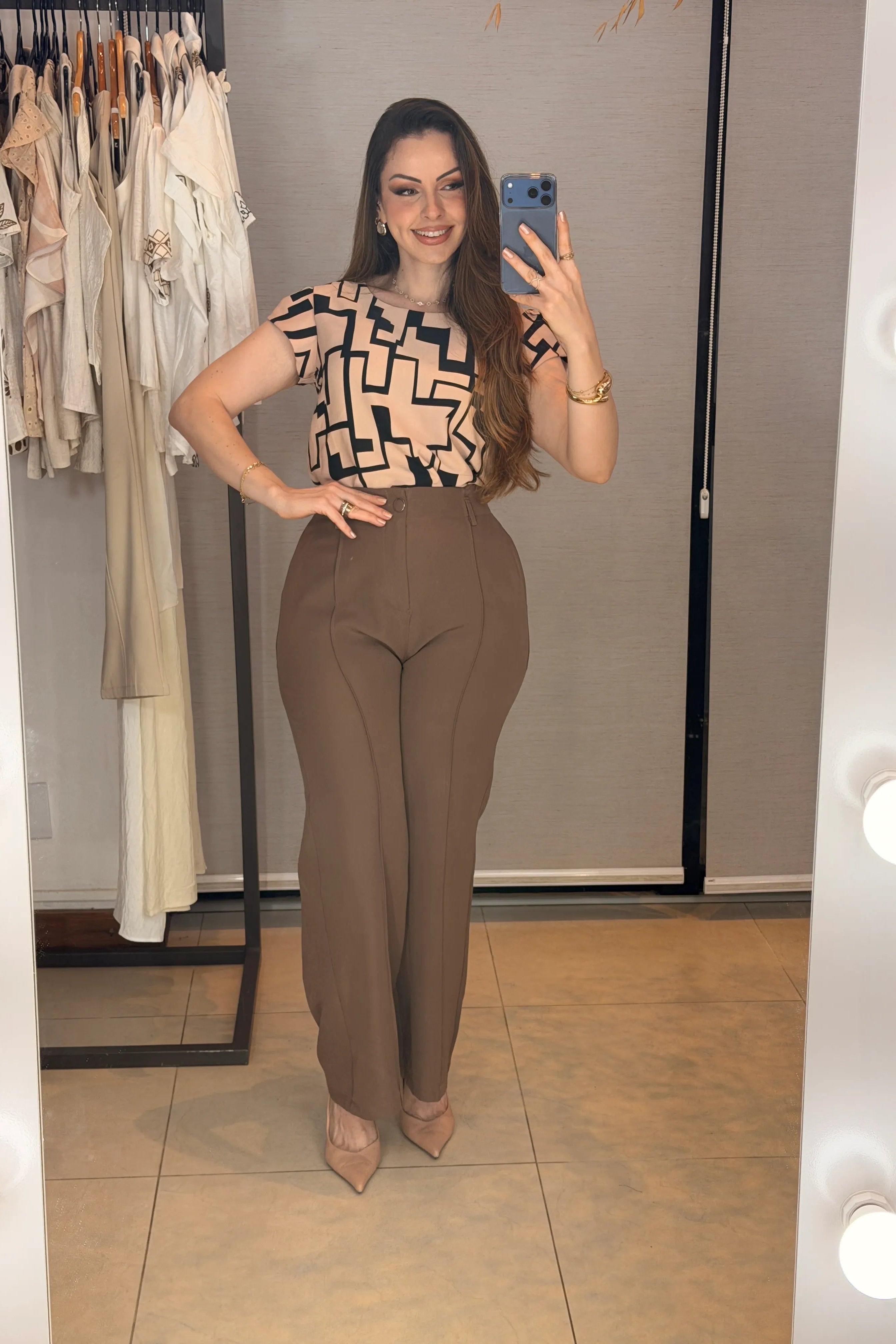 Conjunto: Blusa Manga Curta Transpassada Crepe Classic Carmen Estampada Geométrica Rosa + Calça Pantalona Alfaiataria Botão Encapado Margareth Marrom