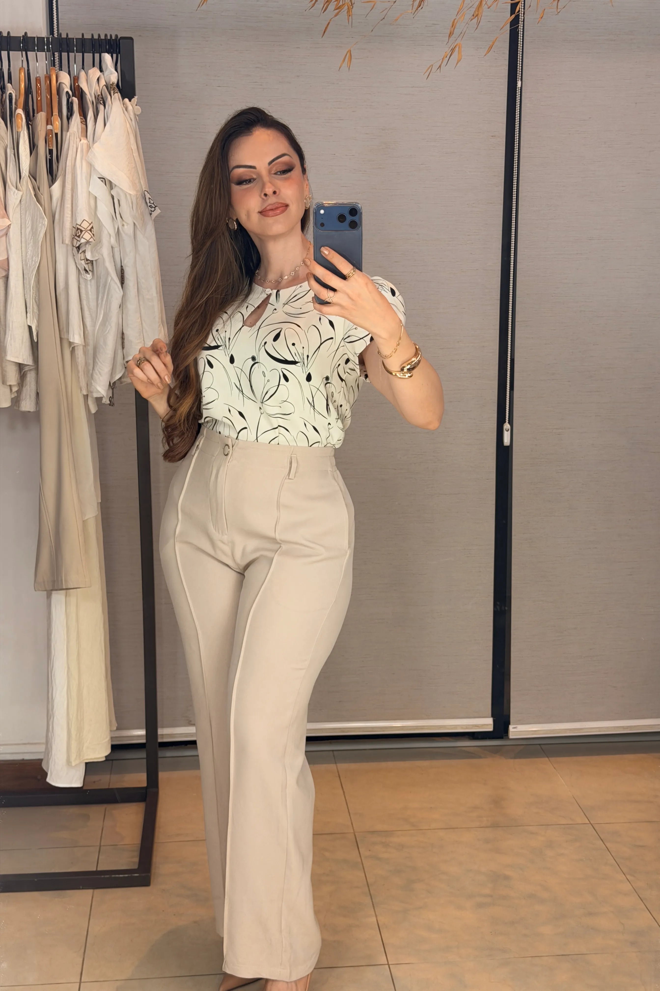 Conjunto: Blusa Manga Curta Transpassada Crepe Classic Celina Estampada Preta + Calça Pantalona Alfaiataria Botão Encapado Margareth Creme