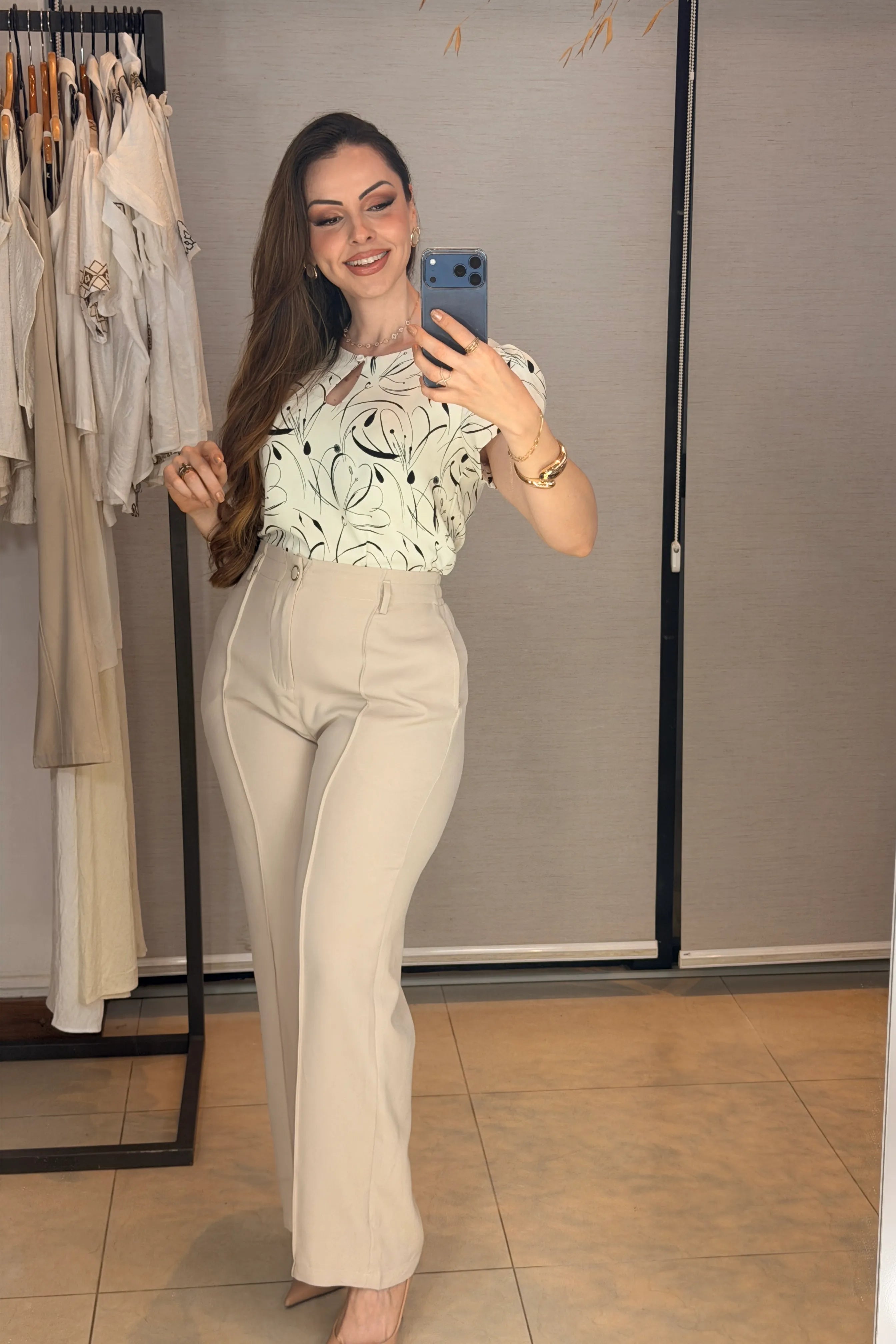 Conjunto: Blusa Manga Curta Transpassada Crepe Classic Celina Estampada Preta + Calça Pantalona Alfaiataria Botão Encapado Margareth Creme