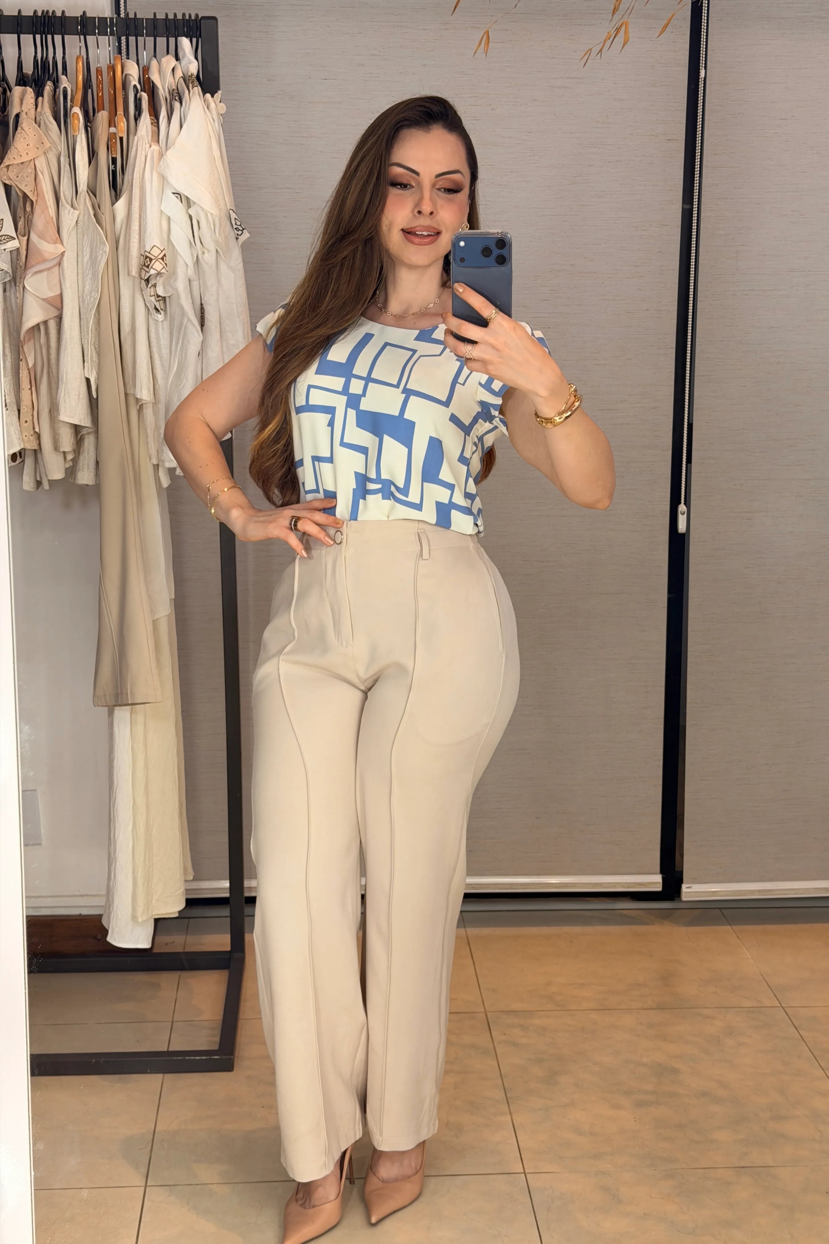 Conjunto: Blusa Manga Curta Transpassada Crepe Classic Carmen Estampada Geométrica Azul + Calça Pantalona Alfaiataria Botão Encapado Margareth Creme